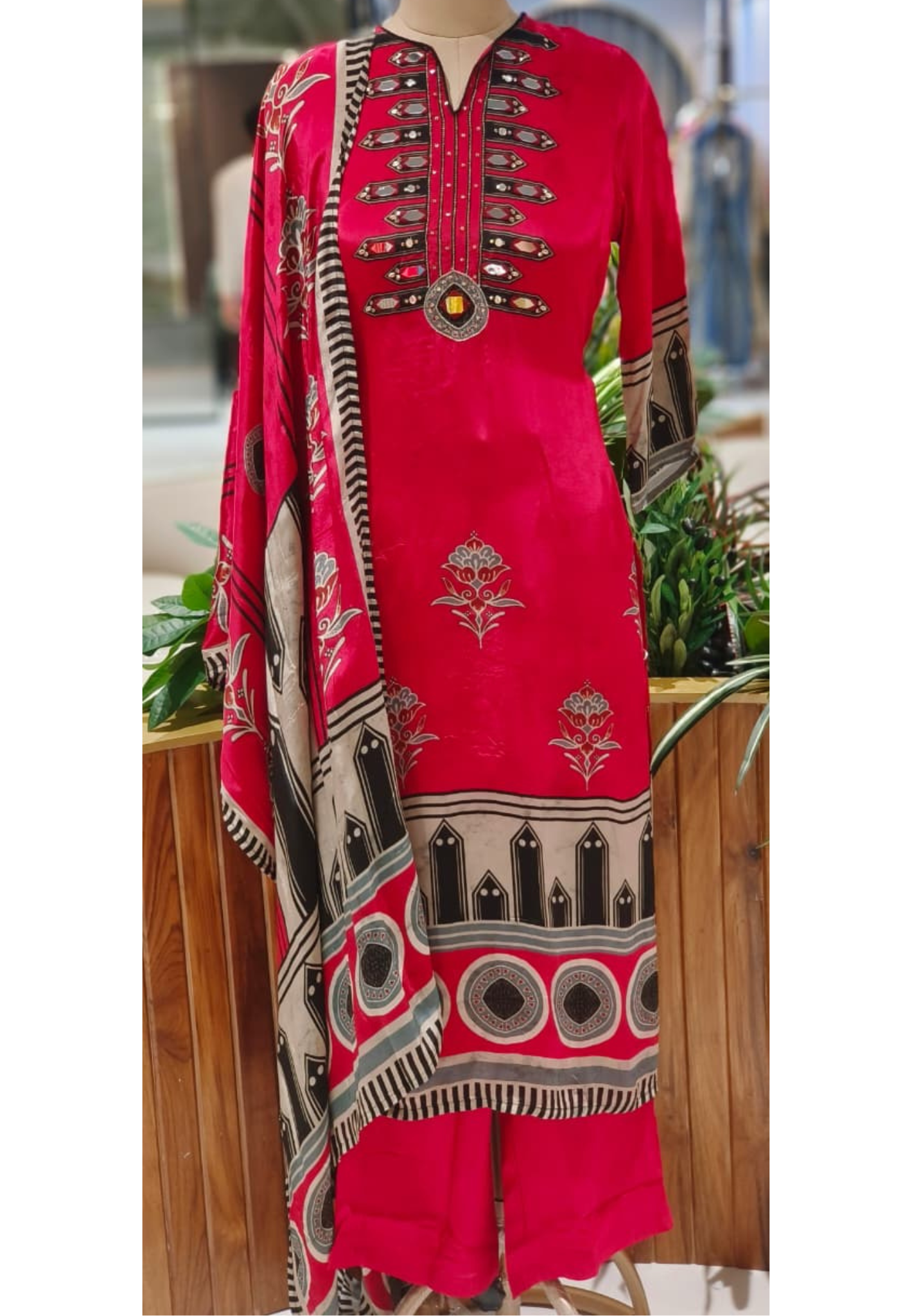 Real Mirror Abstract Printed Vibrant Full Suit Set With Dupatta In Crepe Fabric- 12514