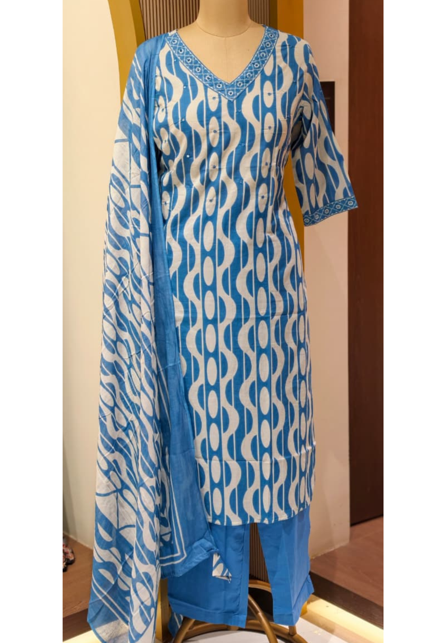 LEAN FIT Abstract Print Wavy Print Minimal Neck Line Cotton Full Suit Set With Dupatta In Cotton Fabric-13553 RB25