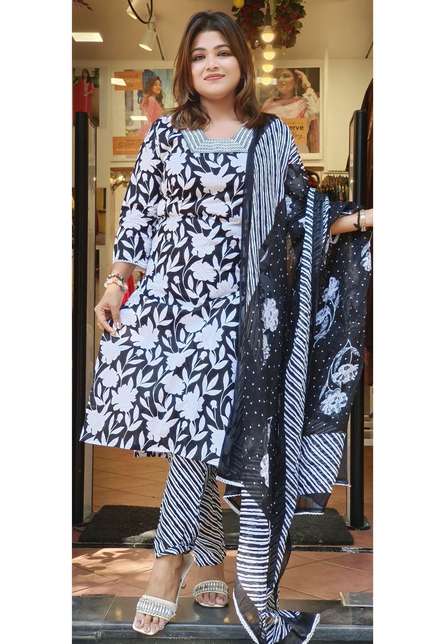 Foil Neck Black White Flower Print Pure cotton Kurta Pant With Printed Dupatta-08387
