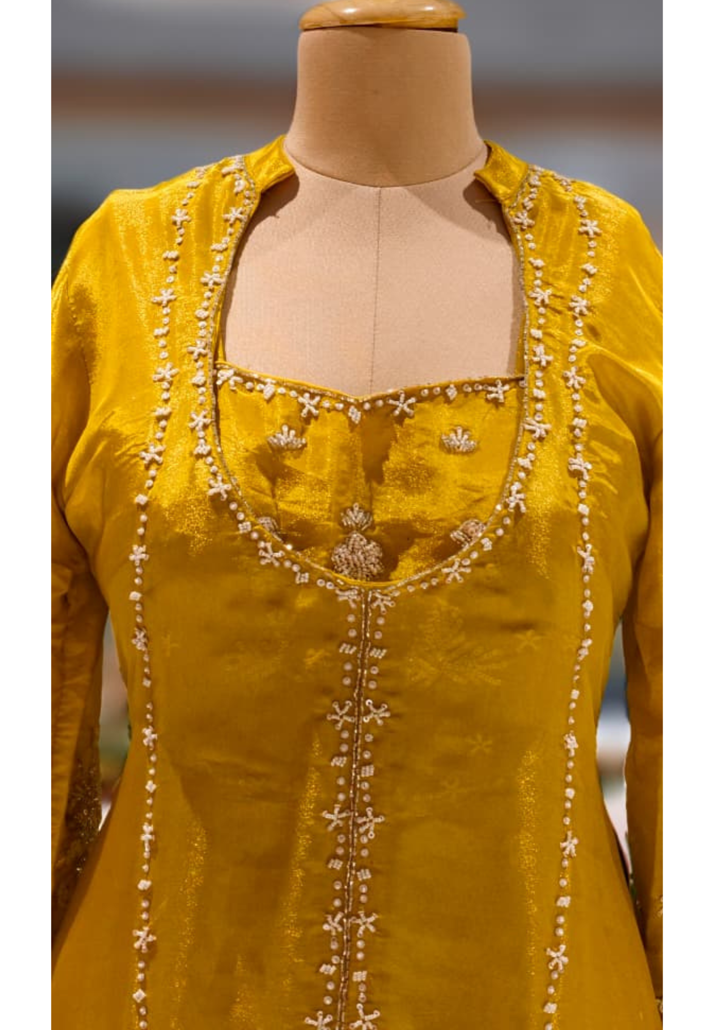 Tissue Elegance Shimmery Cut-Dana Line Suttle Work Buster With Outer & Bottom- 13051