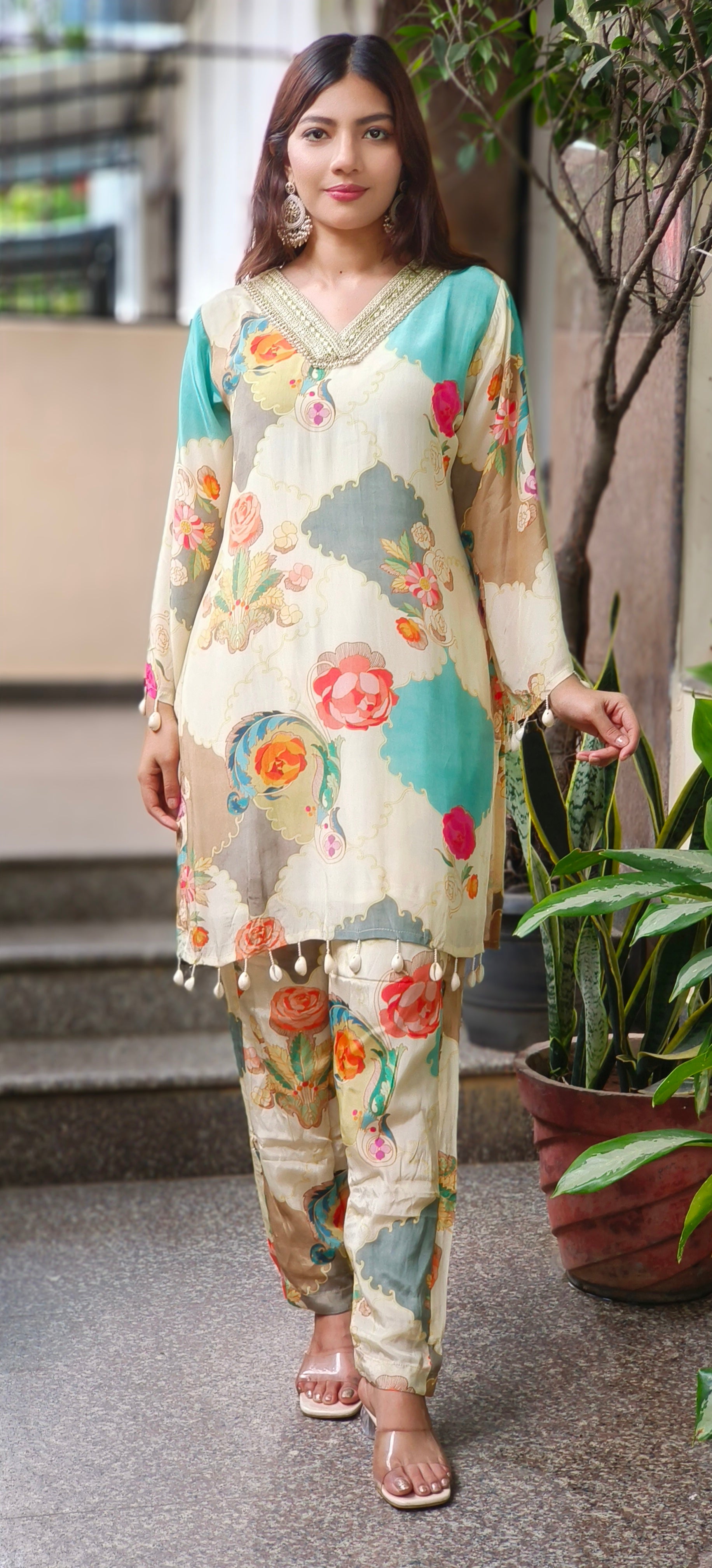 V-Neck Huge Floral Prints Kurta Pant In Crepe Fabric