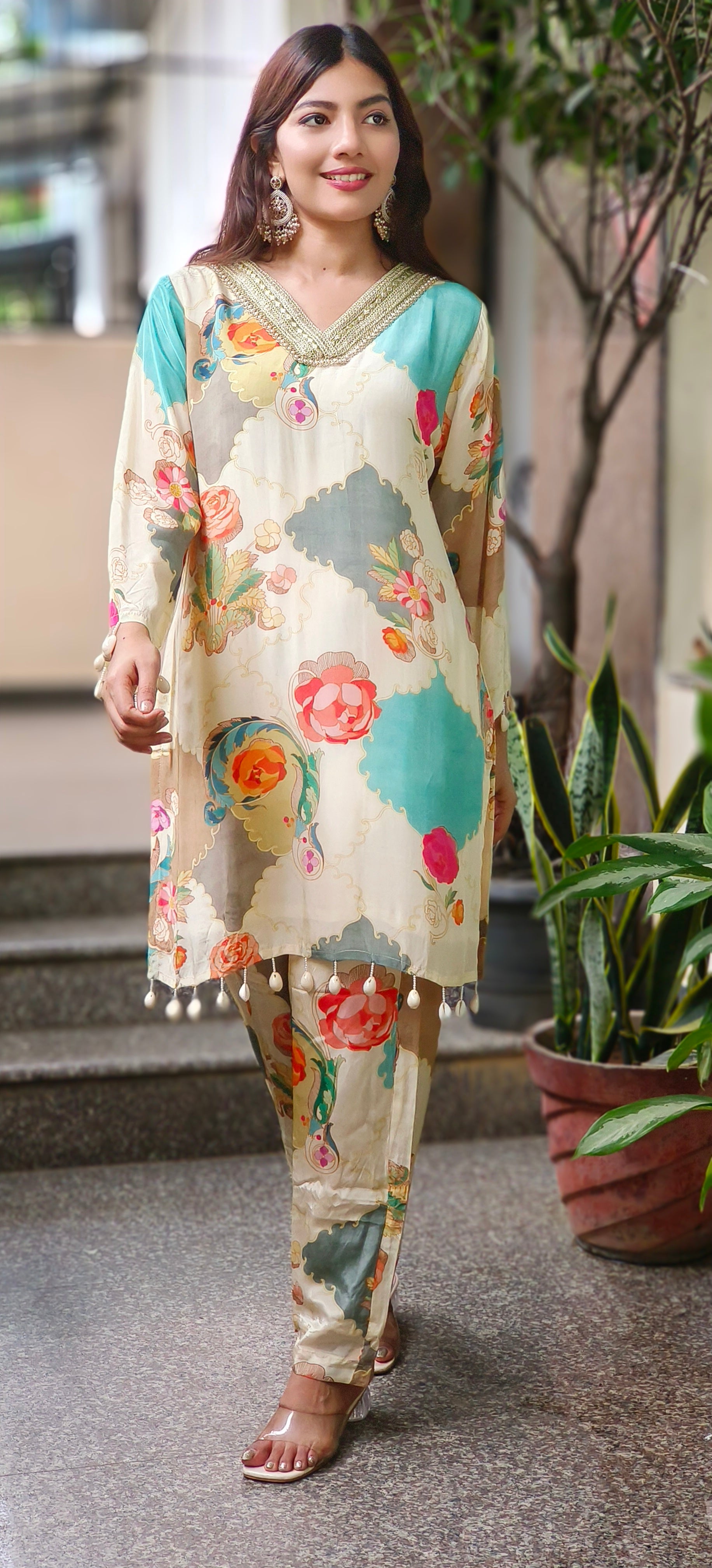 V-Neck Huge Floral Prints Kurta Pant In Crepe Fabric