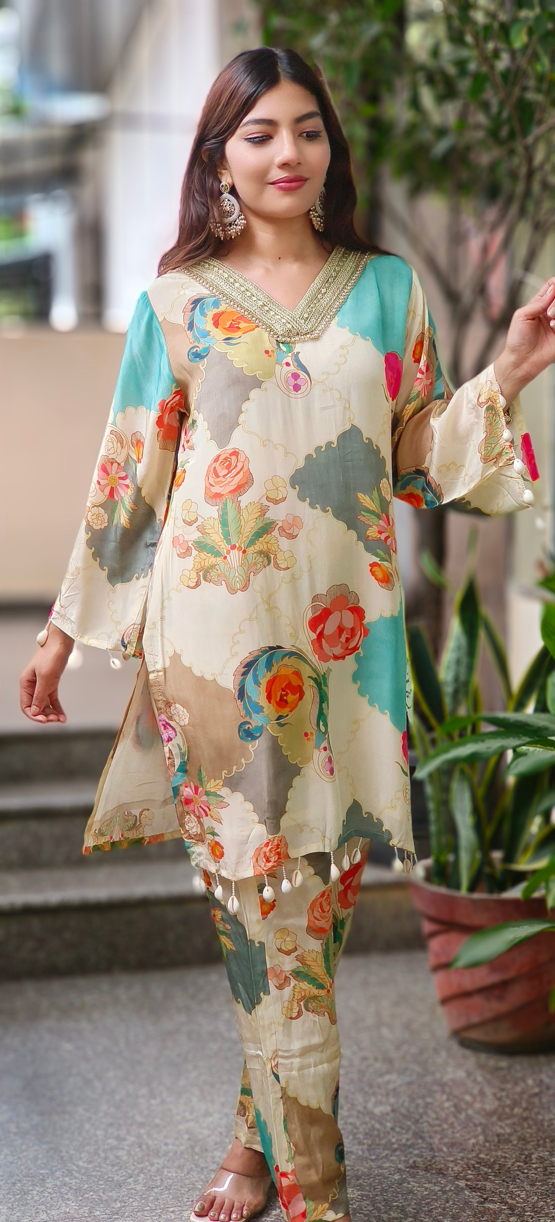 V-Neck Huge Floral Prints Kurta Pant In Crepe Fabric