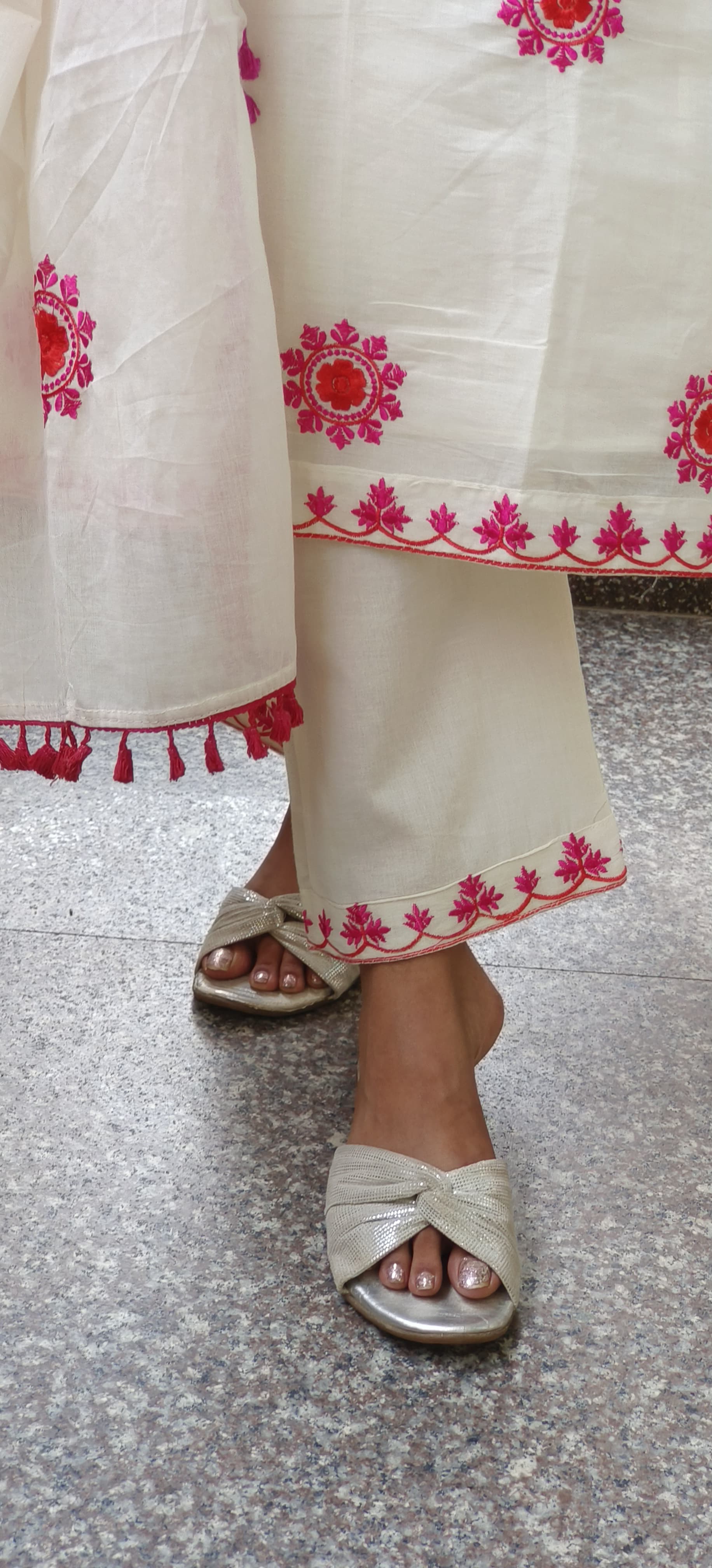 Beautiful Thread Floral Embroidered Kora Cotton Full Kurta Pant Set With Dupatta- 09588