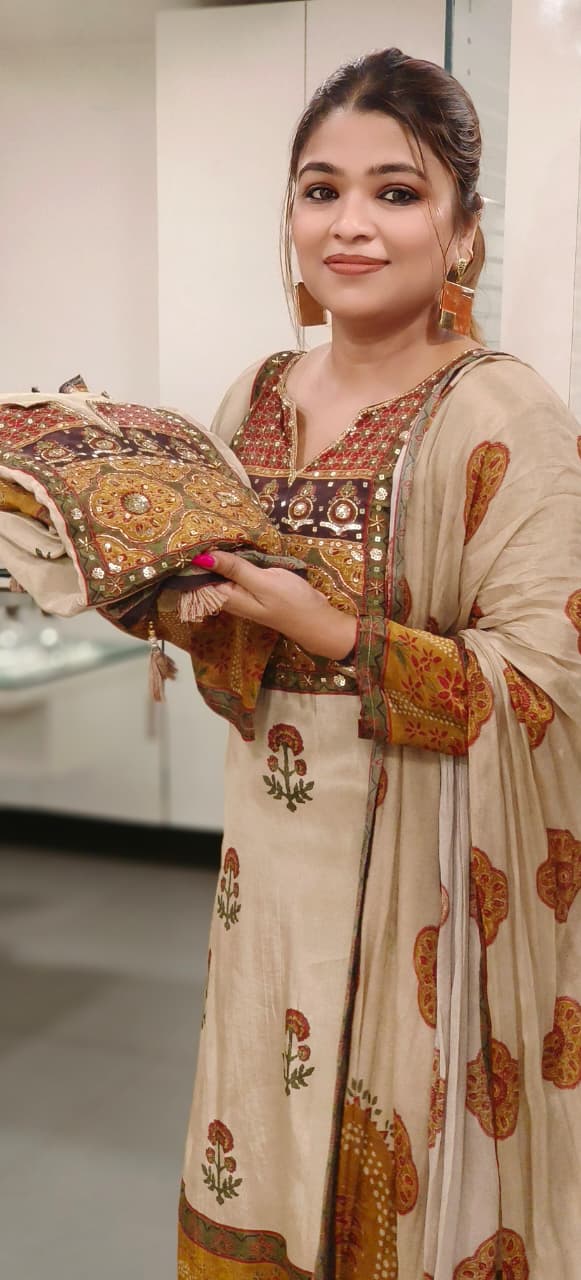 Traditionally Printed Tiny Foil Work Full Suit Set With Dupatta In Crepe Fabric- 11026
