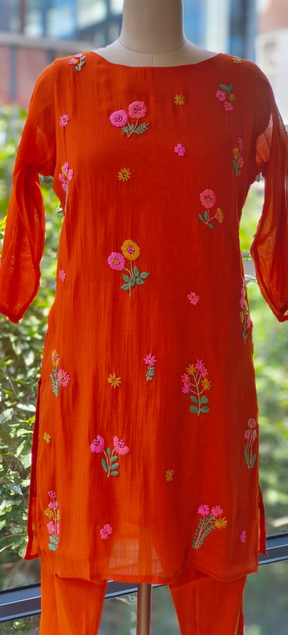 Surat Mul Chanderi Floral Thread Hand Embroidered Kurta Pant Set- 12142,12143