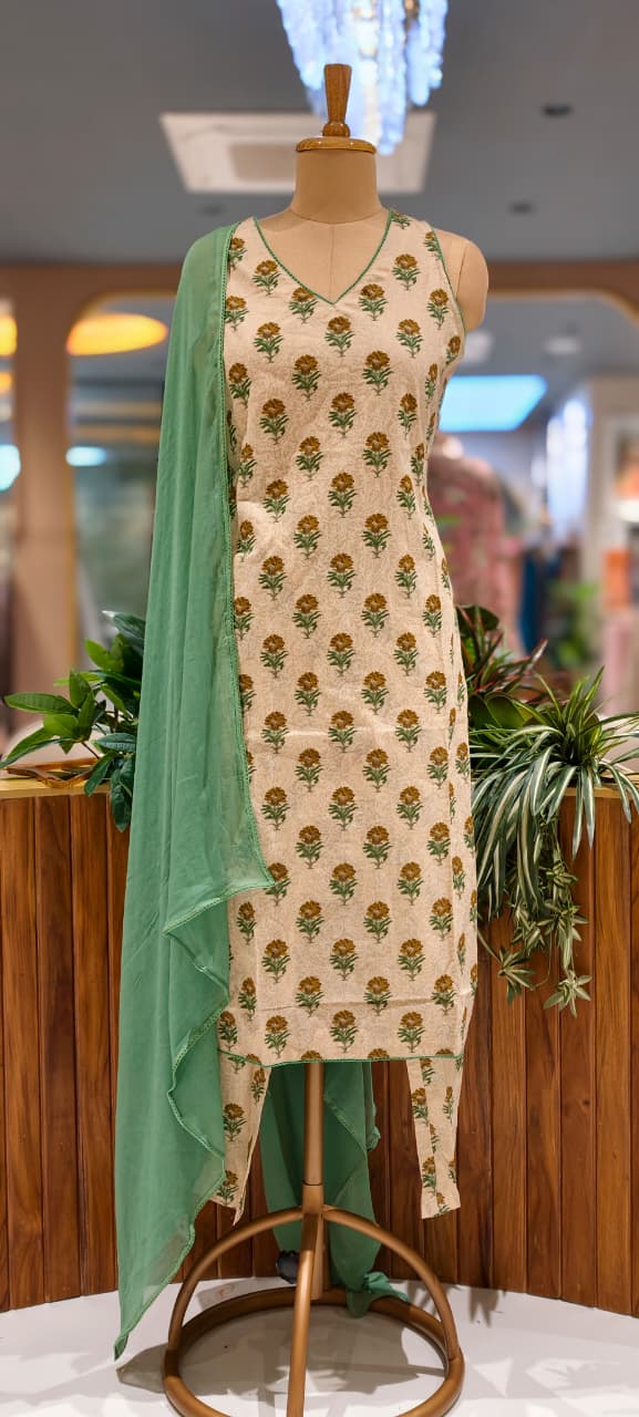 Beautiful Floral Printed Sleeveless Full Suit Set With Solid Dupatta In Cotton Fabric-13433