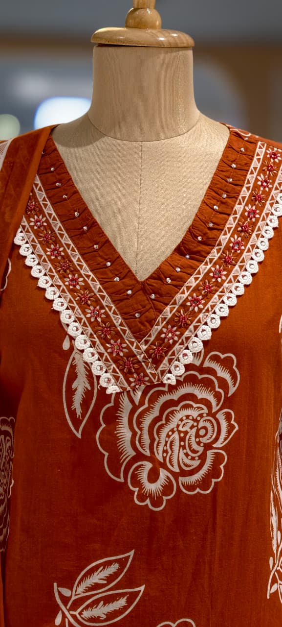 Rusted Tone Unique Look V-Neck Giant Floral Printed Cotton Full Suit Set With Dupatta