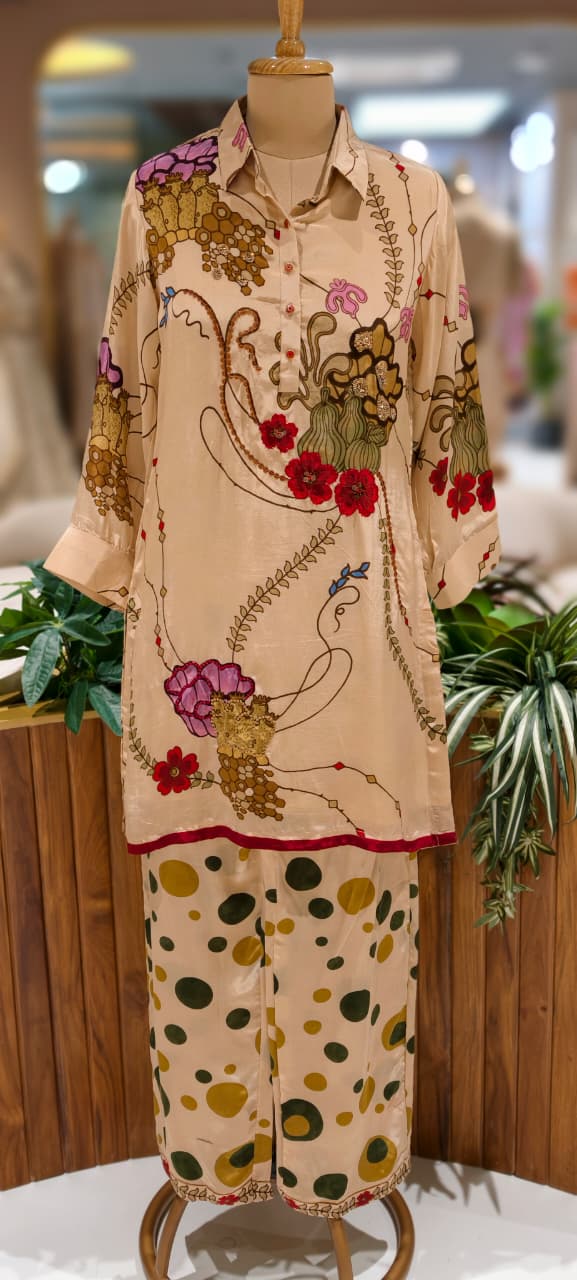 Floral Digital Print Pure Crepe Collared Kurta Pant Set With Buttoned Accent- 13092
