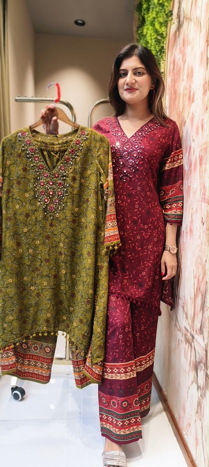 Bohmeian Real Mirror Touch Neckline Tiny Floral Printed Slub Cotton Kurta Pant Set- 16389