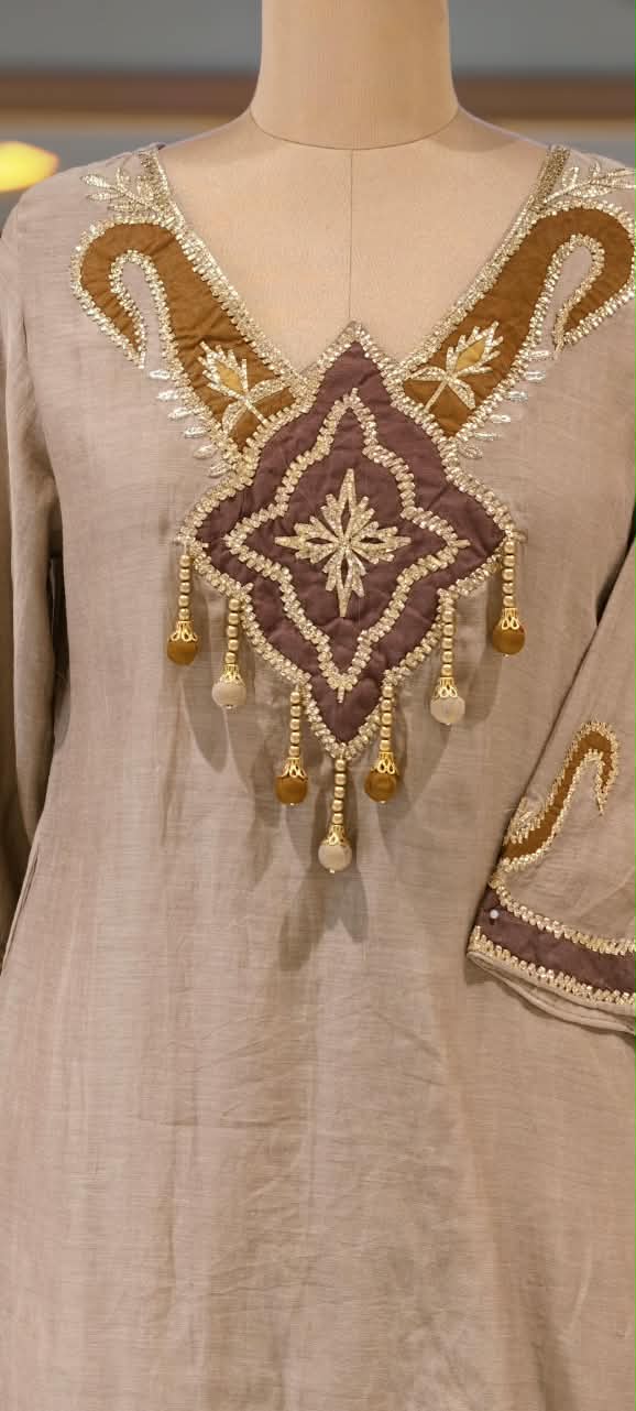Surat Mul-Chanderi Neck Patch Dangle Accent Full Suit Set Scallop Hem and Dupatta- 16677