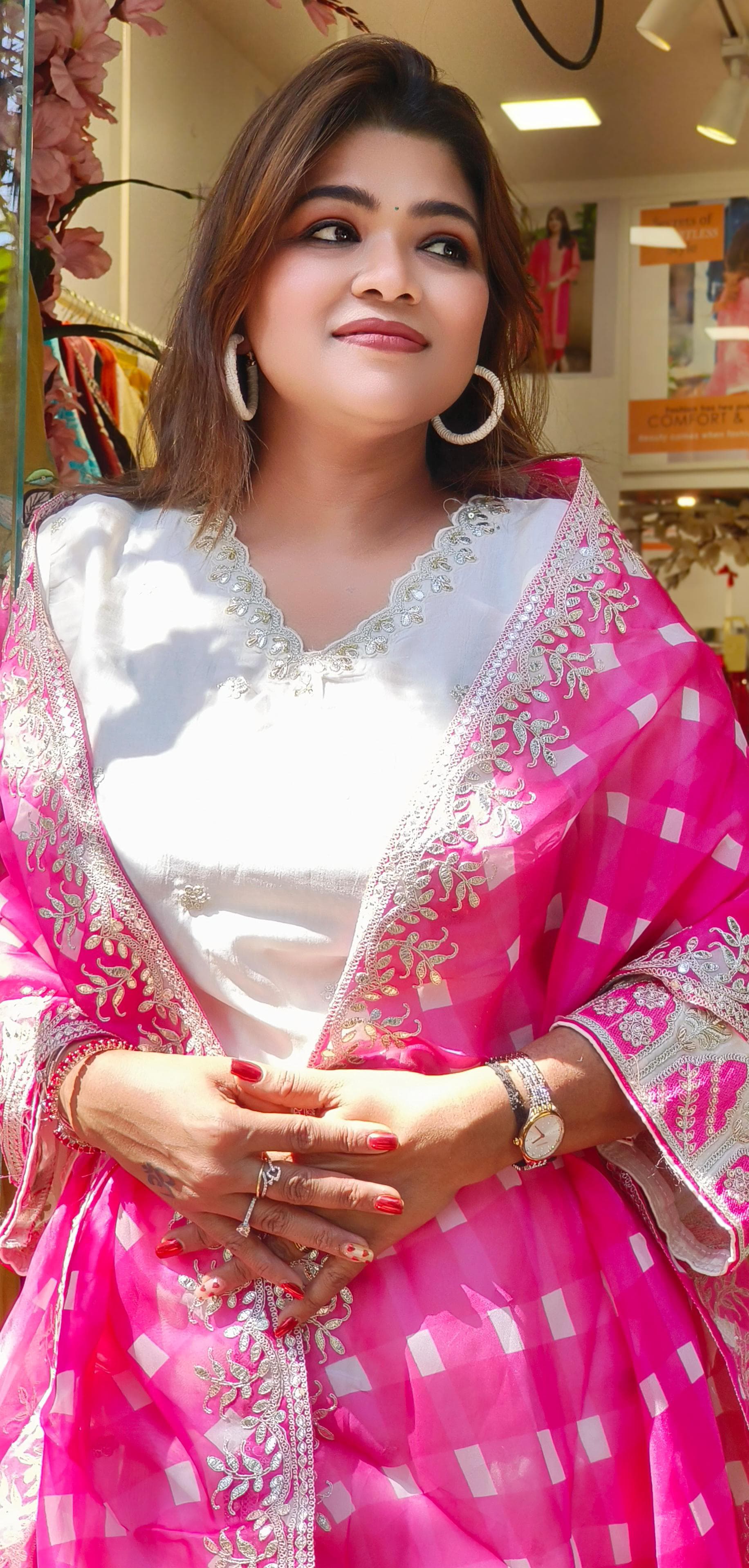 Graceful Off-White Silk Embroidered Kurta with Pink Contrast Dupatta – A Perfect Blend of Elegance and Sophistication-08614