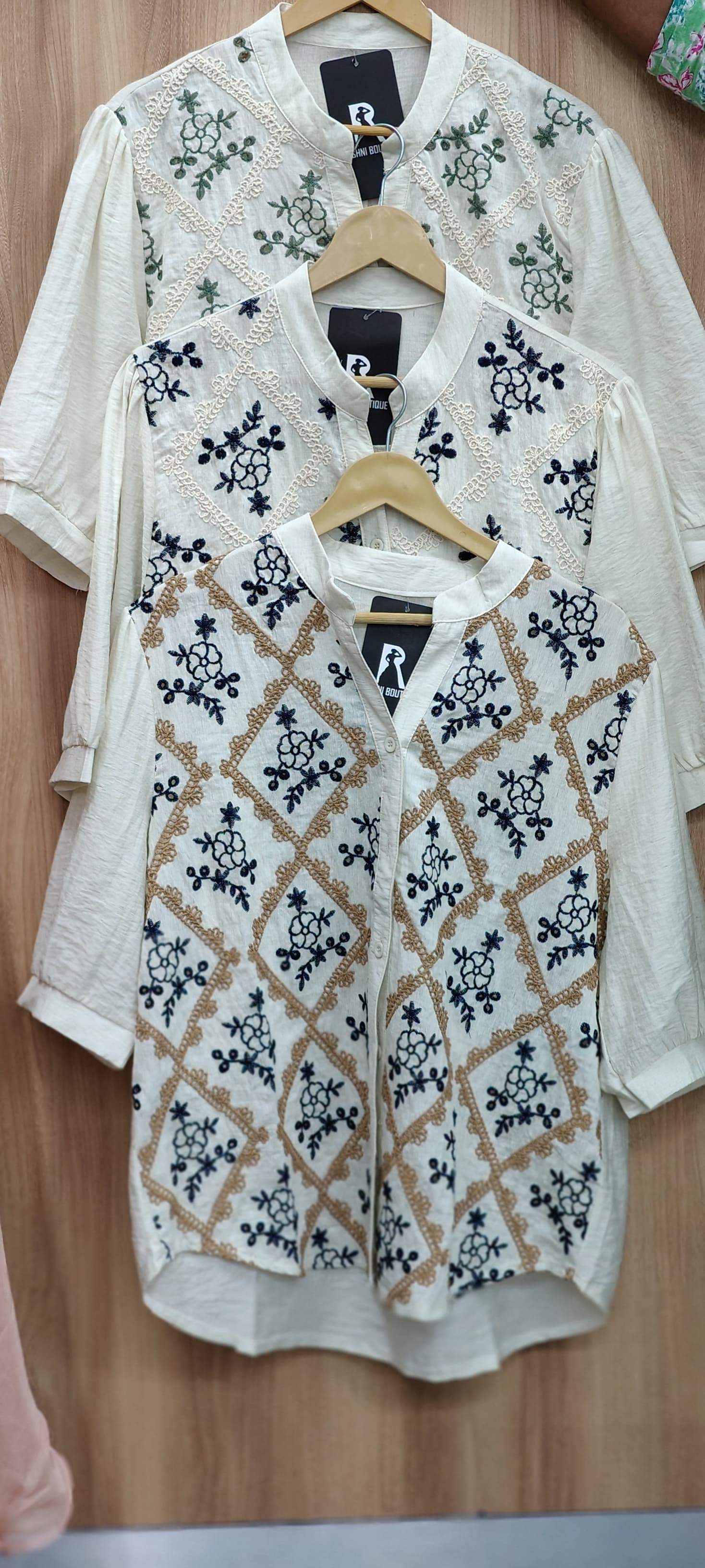 Sequenced Flower Embroidered Collared Casual Short Kurti