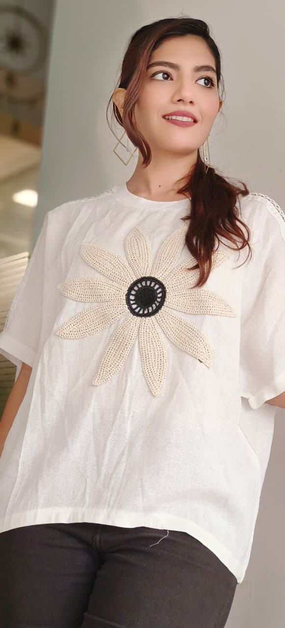 Huge Mid Flower Casual T-Shirt