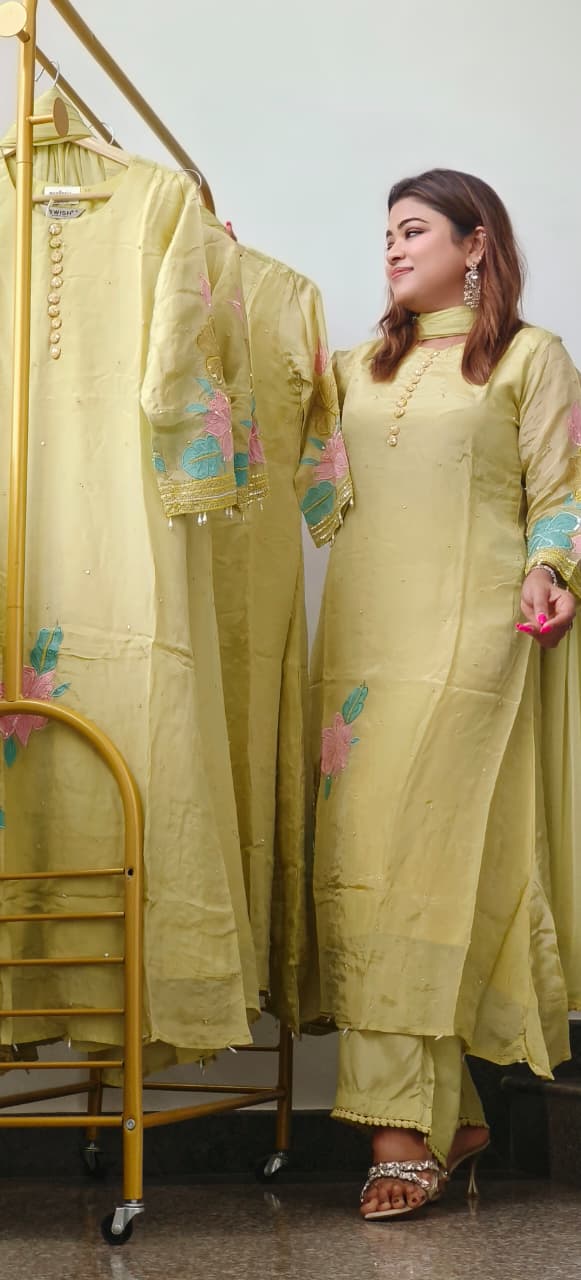 Patched Floral Elegant Sunlit Meadow Full Suit Set Dupatta In Crepe Fabric- 10783