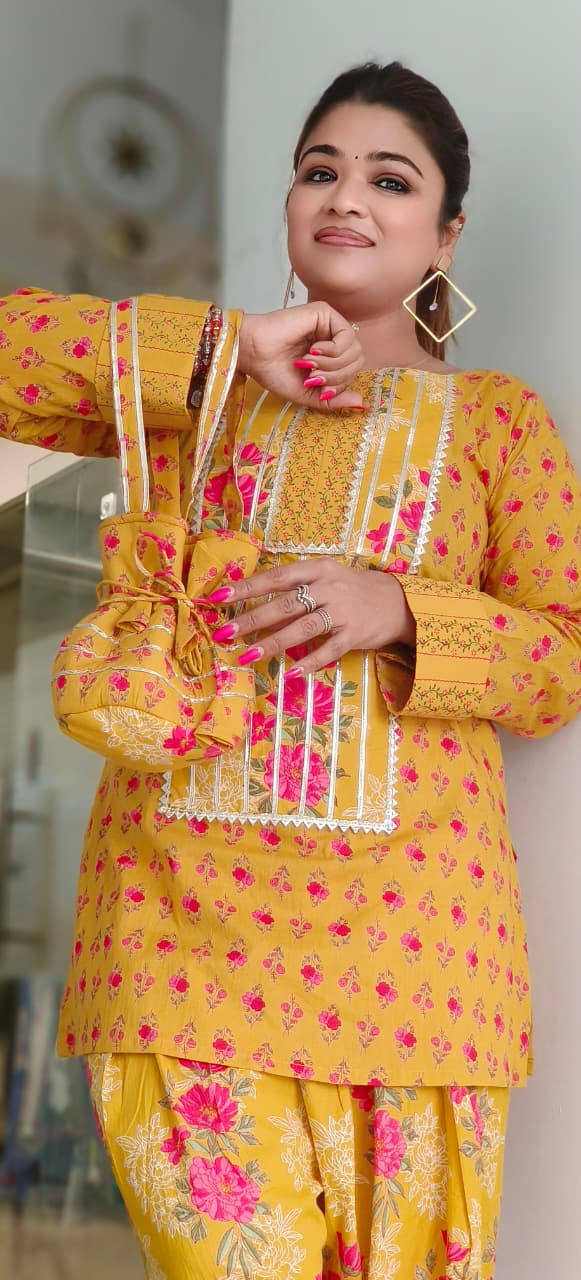 Traditional Look Floral Printed Lace Work Kurta With Farsi Pant Set With Potli In Cotton Fabric- 10944
