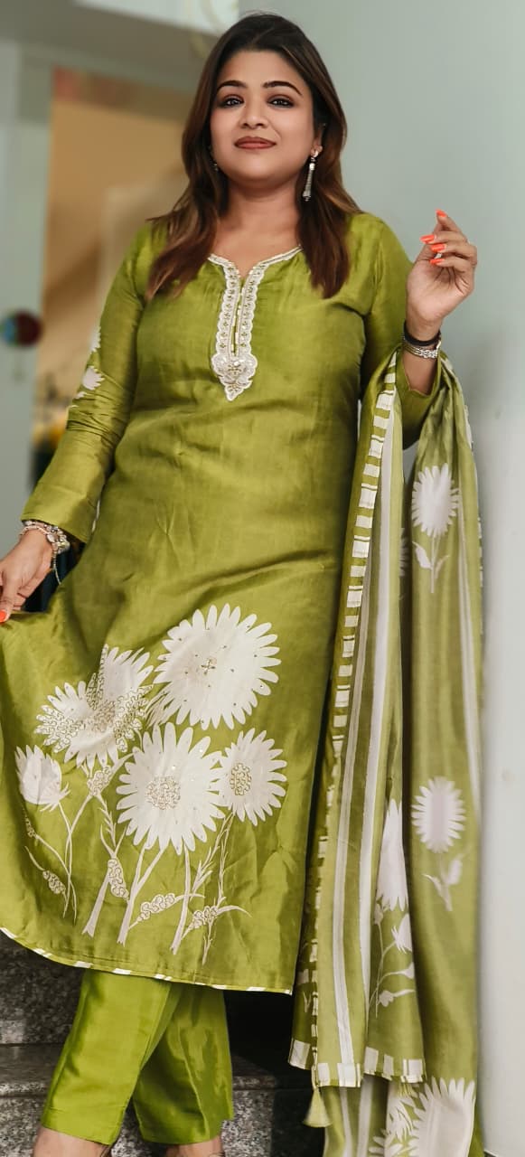 Graceful Simple Neck Line Floral Blossom Full Suit Set With Dupatta In Russian Silk Fabric- 11704