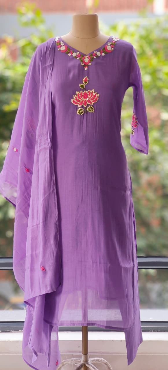 Elegant Surat Mul Chanderi Thread Embroidery Kurta with Pink Floral Detailing-12267