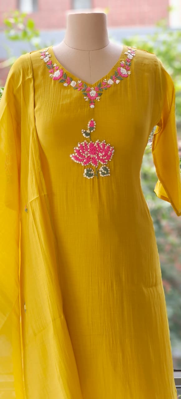 Elegant Surat Mul Chanderi Thread Embroidery Kurta with Pink Floral Detailing-12267