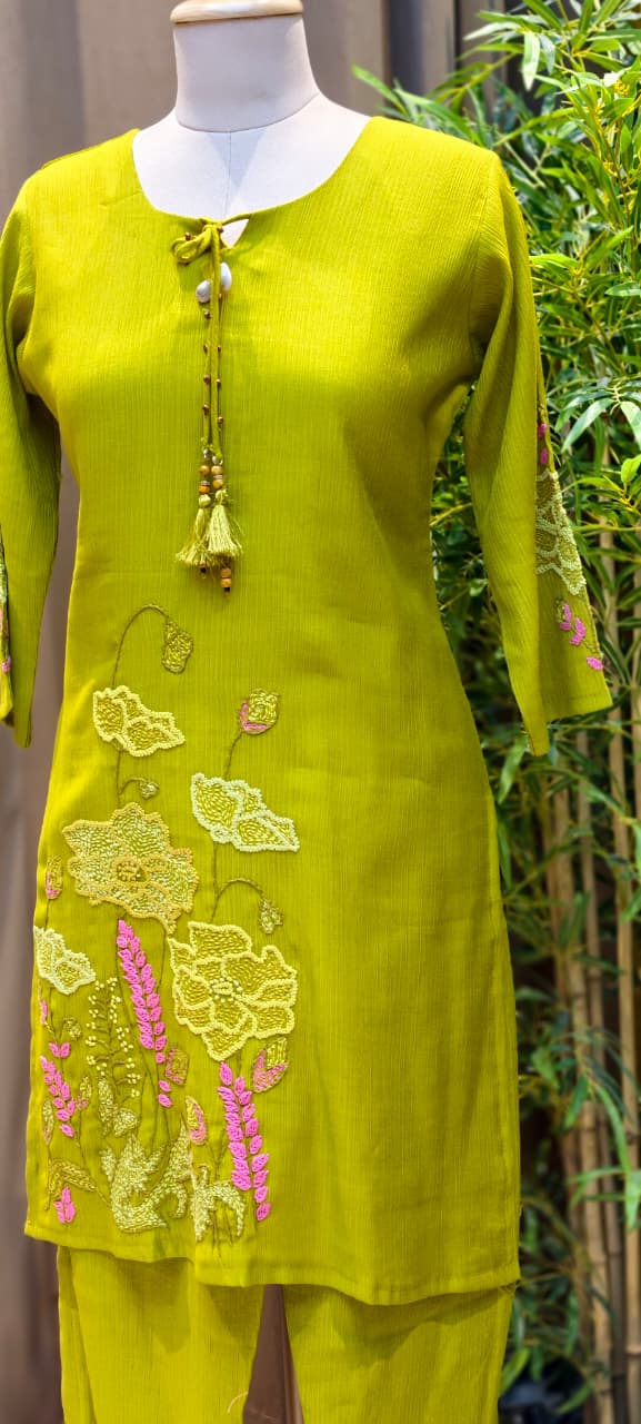 Katha Stitch Kind Embroidered Front Tassel Co-Ord Set In Crush Cotton Fabric- 13002