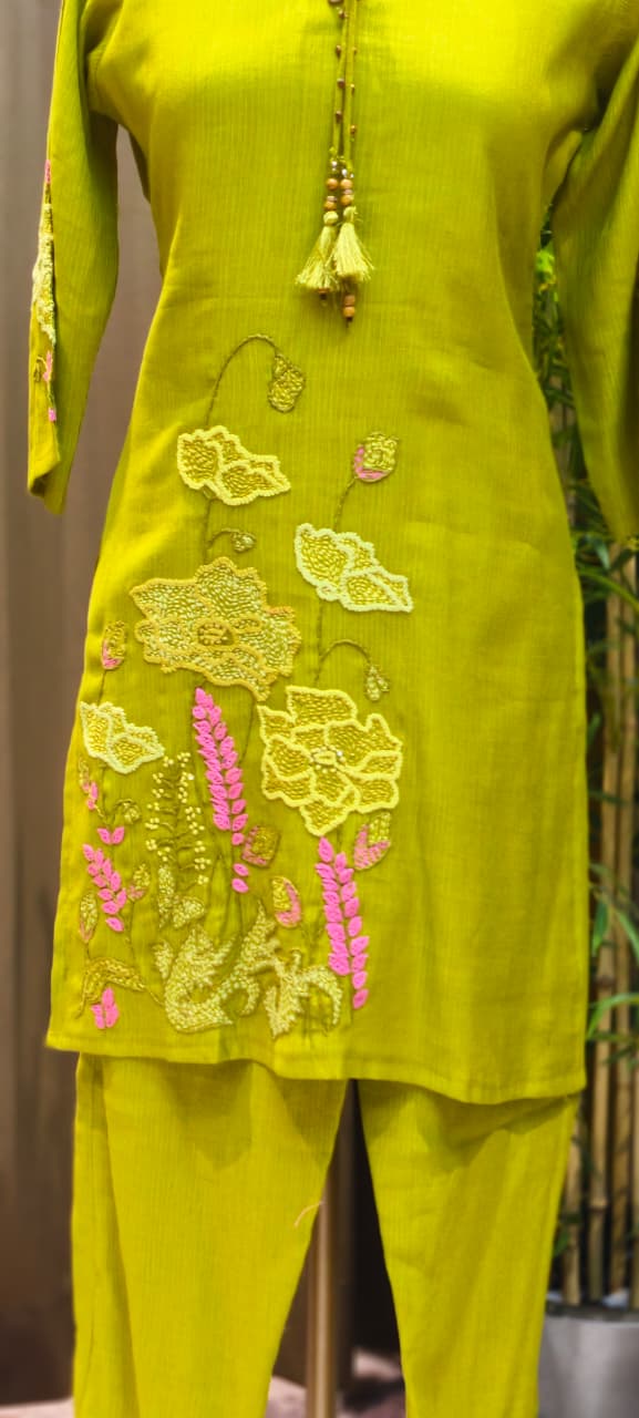 Katha Stitch Kind Embroidered Front Tassel Co-Ord Set In Crush Cotton Fabric- 13002