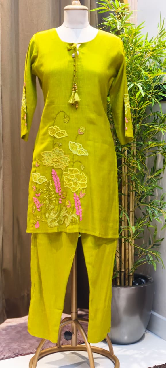 Katha Stitch Kind Embroidered Front Tassel Co-Ord Set In Crush Cotton Fabric- 13002