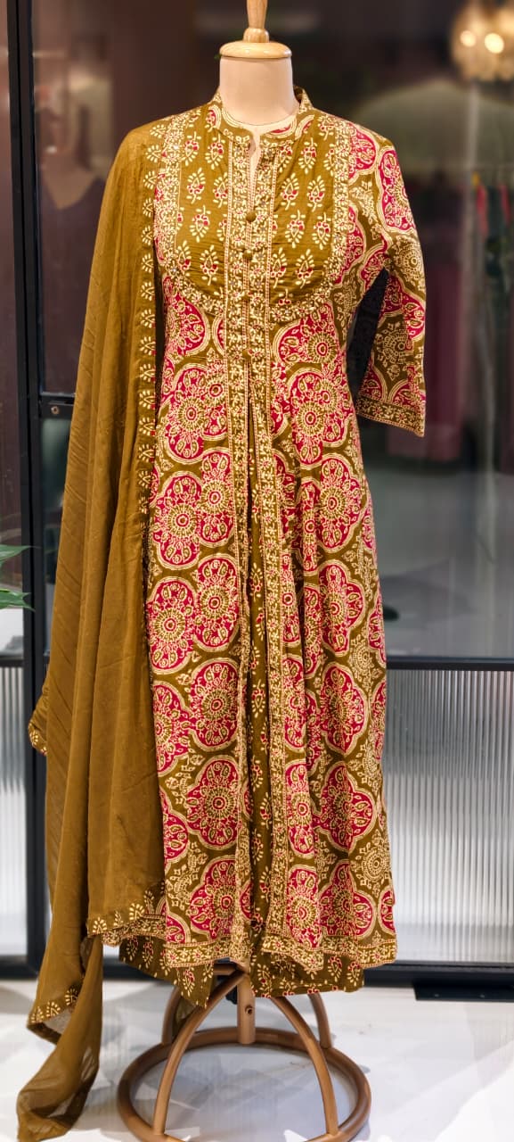 Traditional Printed Front Slitted Look Ethnic Anarkali Full Suit Set With Dupatta In Cotton Fabric-13315