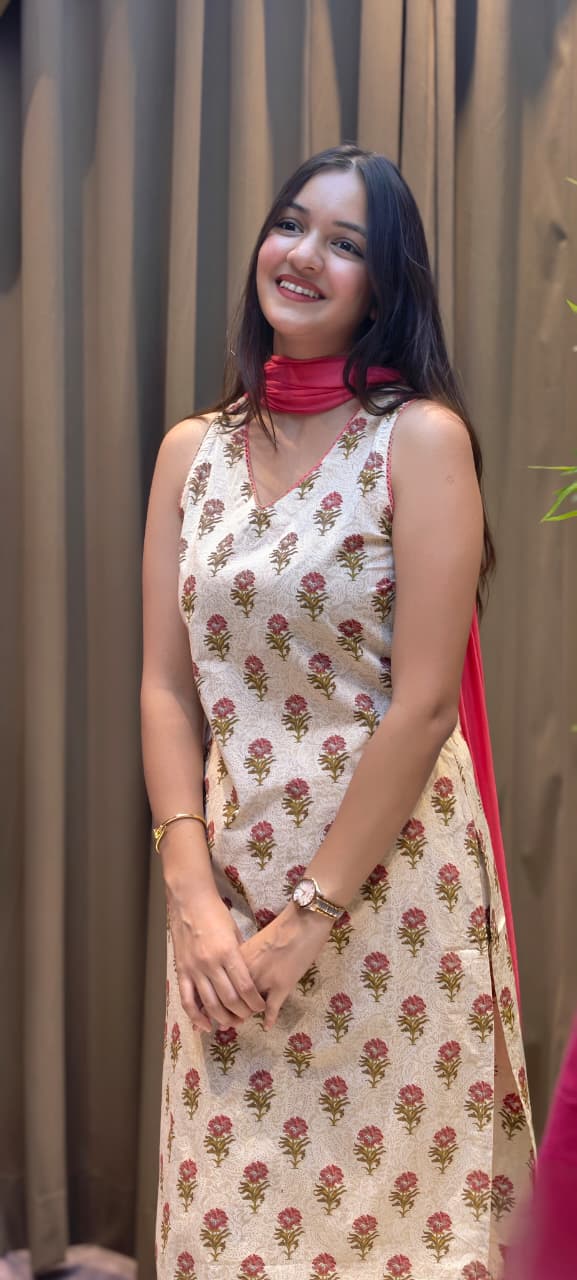 Beautiful Floral Printed Sleeveless Full Suit Set With Solid Dupatta In Cotton Fabric-13433