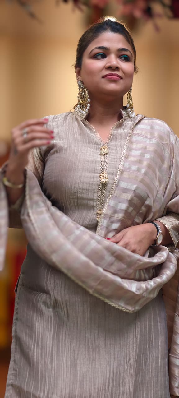 Minimal Elegant Golden Broach Accent Neckline Crush Tissue Full Suit Set With Dupatta- 15611