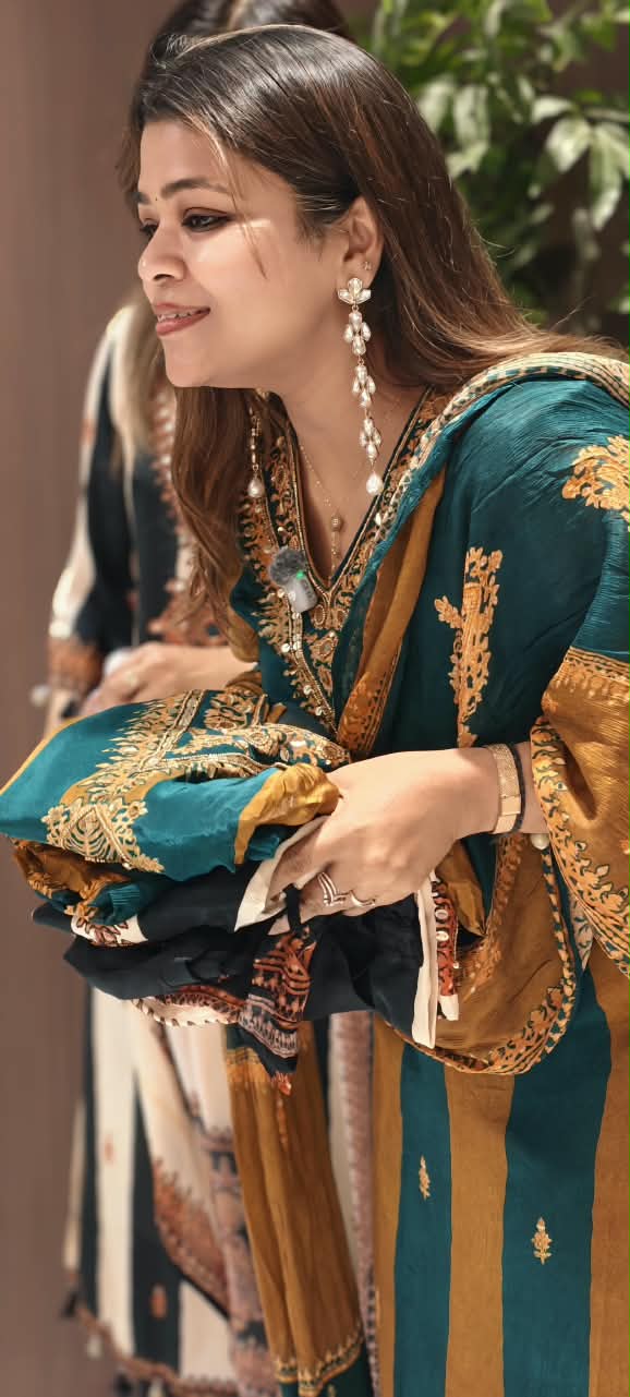 Pakistani Style Striped Elegance Dual Color Combination Crepe Full Suit Set With Dupatta- 16272
