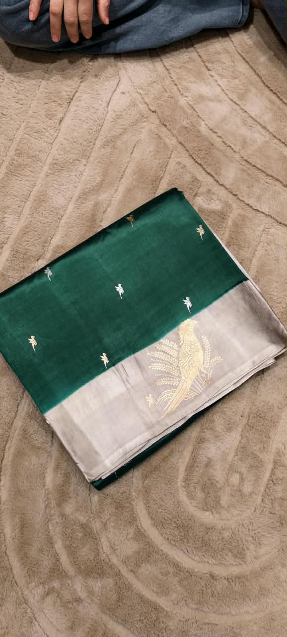 Luxurious Raw Silk Handloom Banarasi Emerald Green Saree with Heavy Golden Zari Pallu and Birds Motifs- 16551