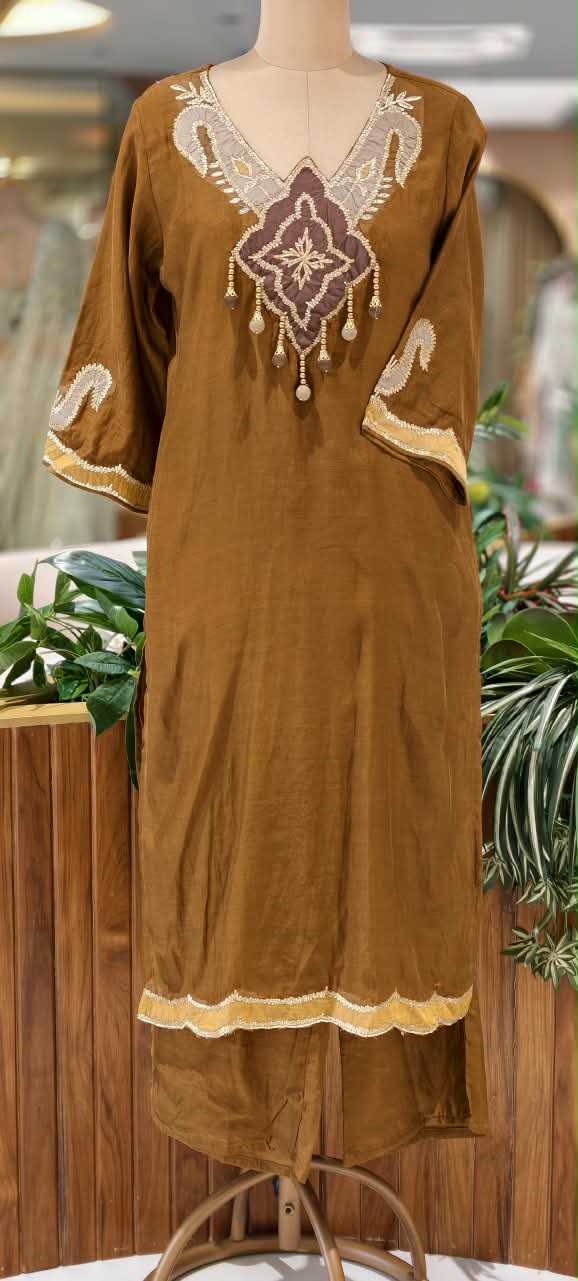 Surat Mul-Chanderi Neck Patch Dangle Accent Full Suit Set Scallop Hem and Dupatta- 16677