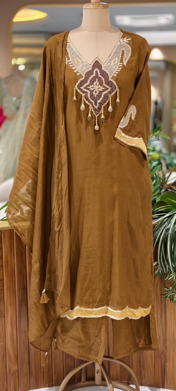 Surat Mul-Chanderi Neck Patch Dangle Accent Full Suit Set Scallop Hem and Dupatta- 16677