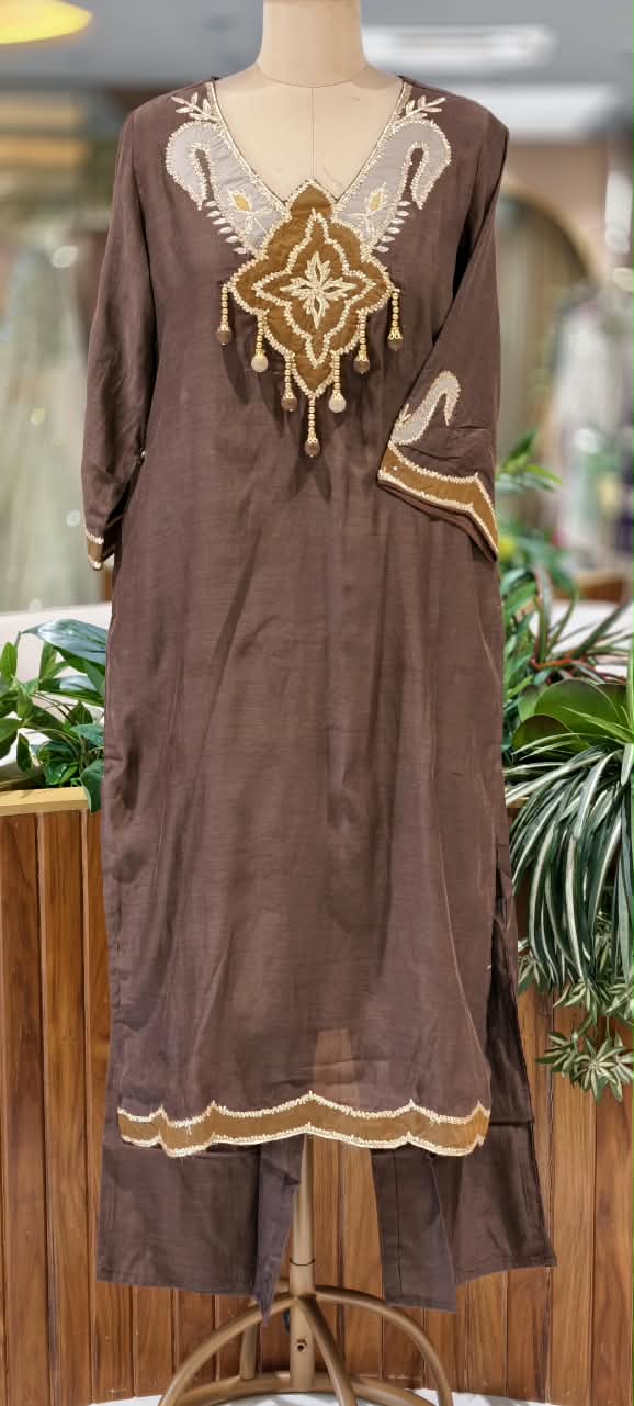 Surat Mul-Chanderi Neck Patch Dangle Accent Full Suit Set Scallop Hem and Dupatta- 16677
