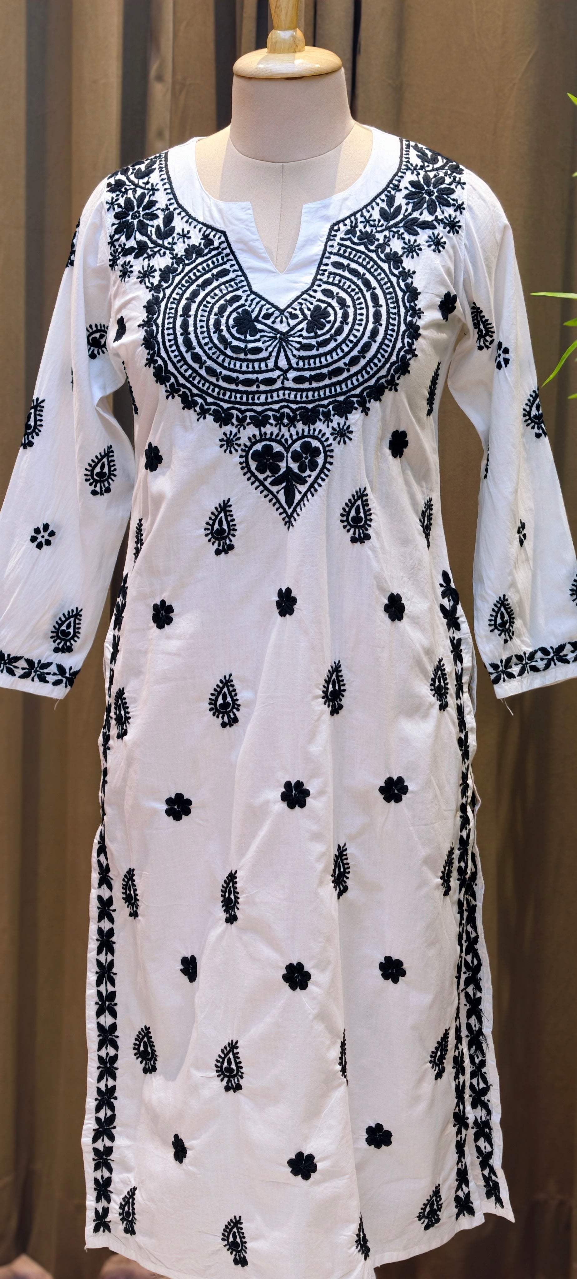 Elegant Mul Cotton Lucknowi Chikankari Style Embroidered Kurti with Intricate Thread Work 13948