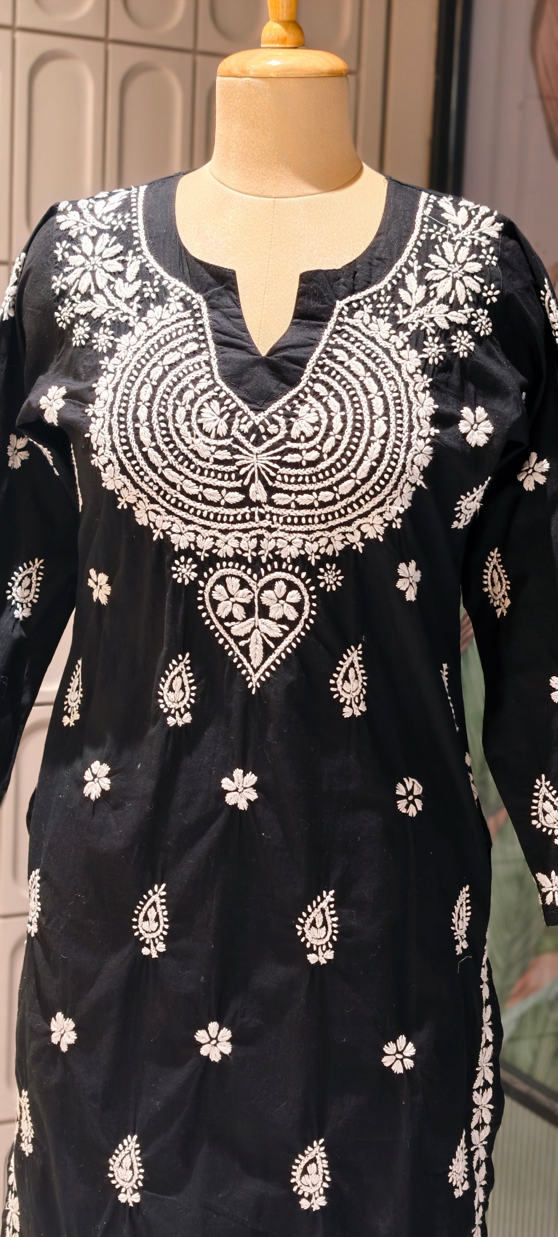 Elegant Mul Cotton Lucknowi Chikankari Style Embroidered Kurti with Intricate Thread Work 13948