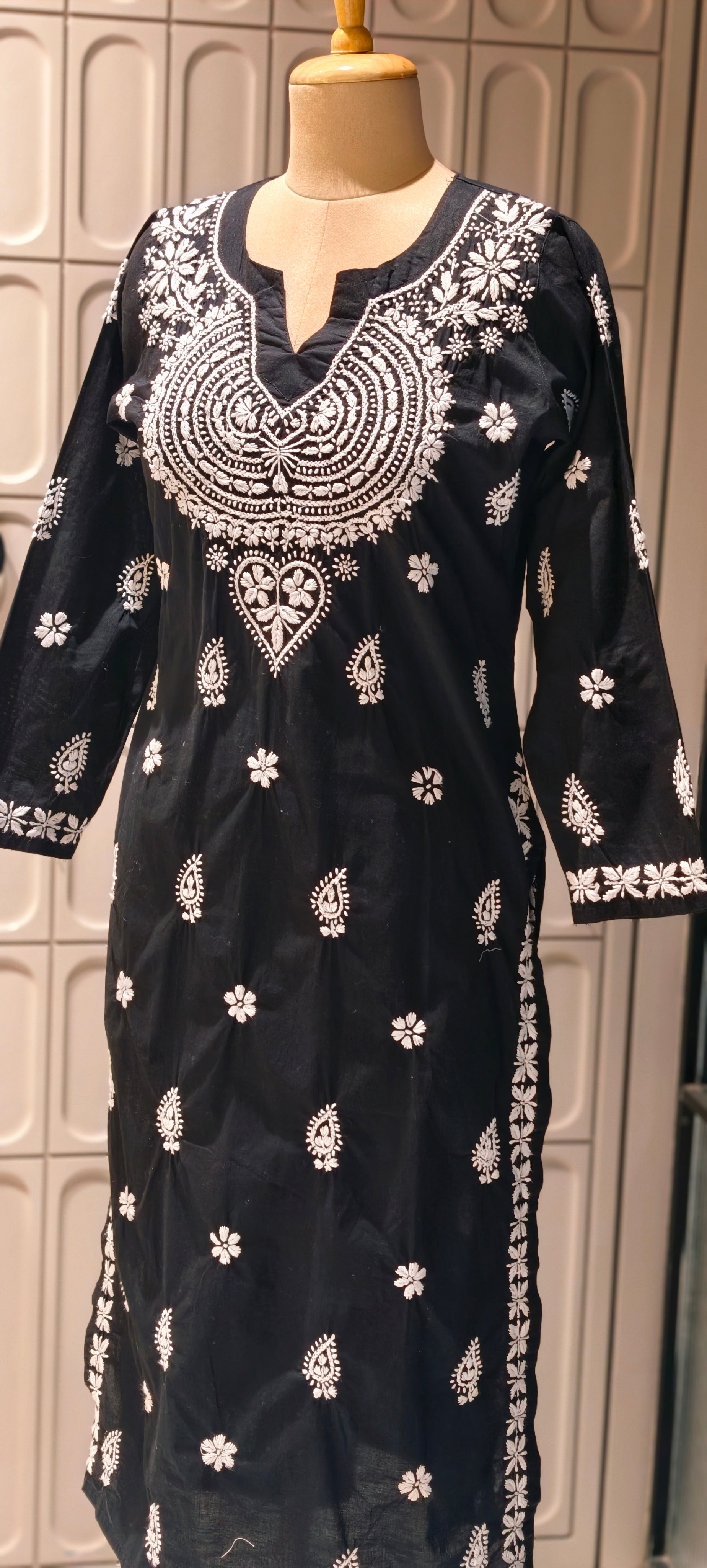 Elegant Mul Cotton Lucknowi Chikankari Style Embroidered Kurti with Intricate Thread Work 13948