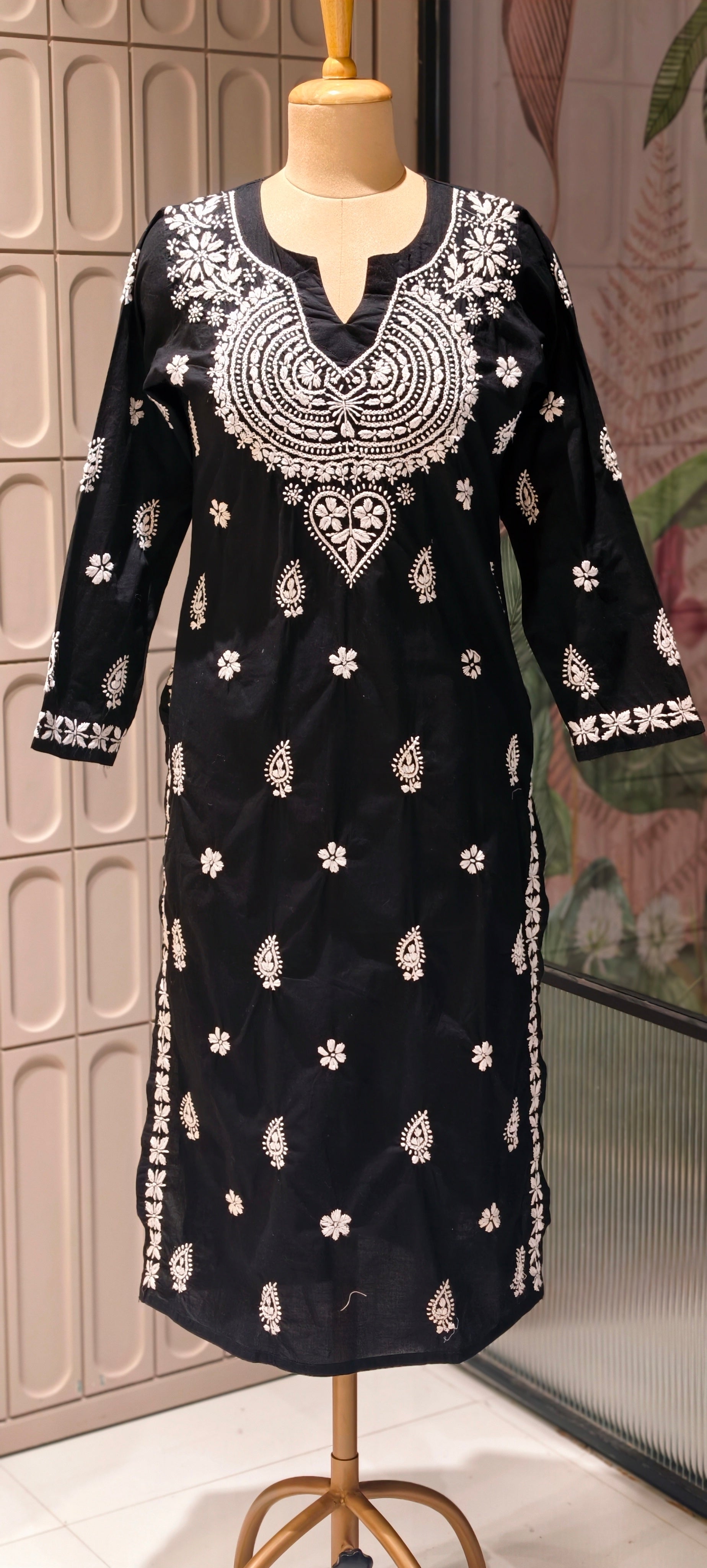 Elegant Mul Cotton Lucknowi Chikankari Style Embroidered Kurti with Intricate Thread Work 13948