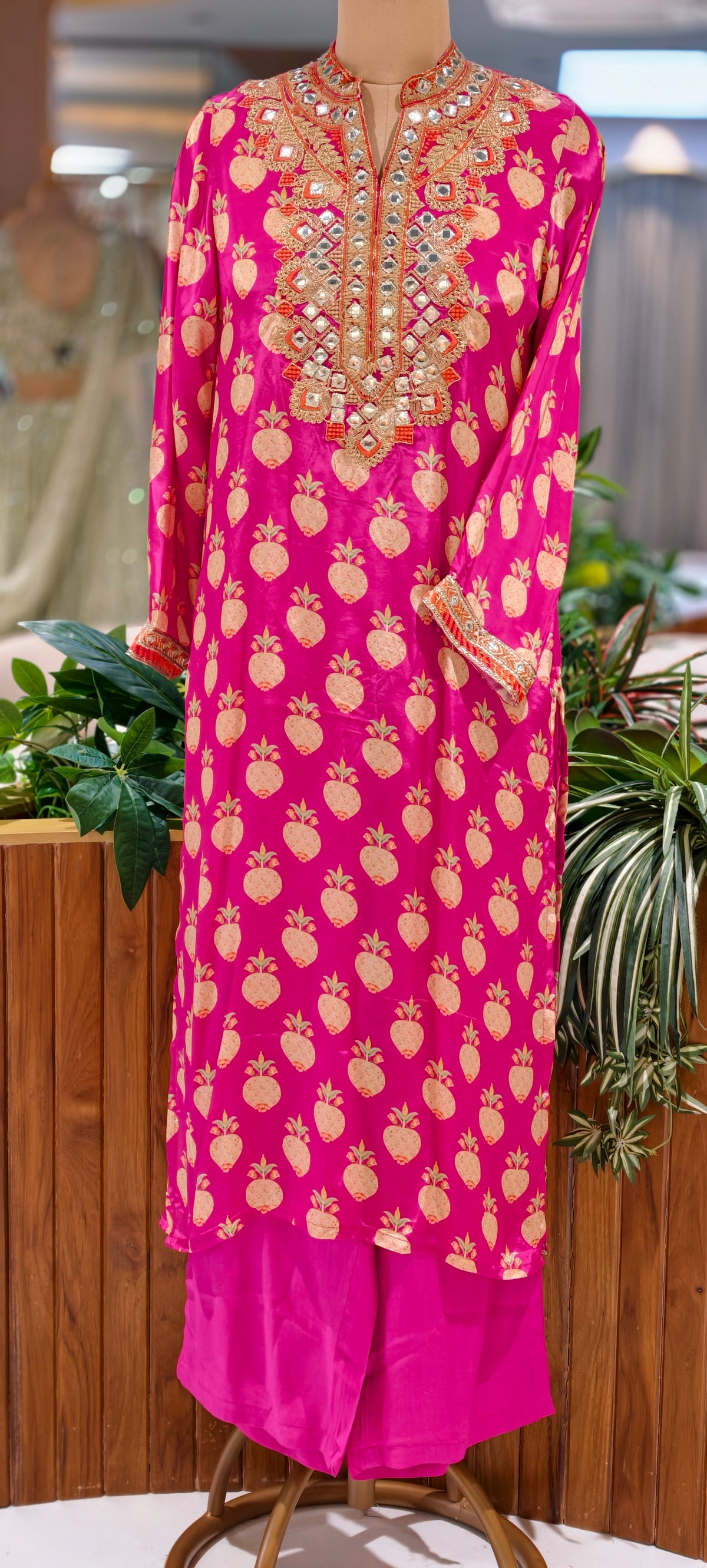 Premium Crepe Kurta Pant Set with Intricate Zari Embroidery & Straight-Bottom Pants 16994