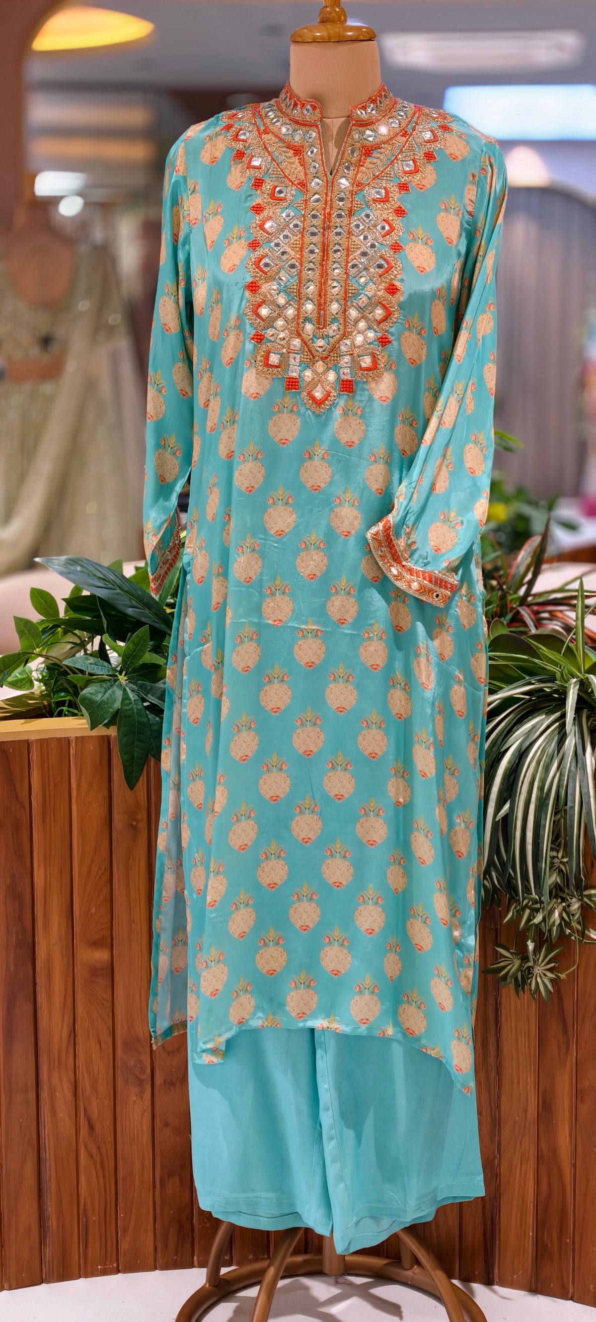 Premium Crepe Kurta Pant Set with Intricate Zari Embroidery & Straight-Bottom Pants 16994