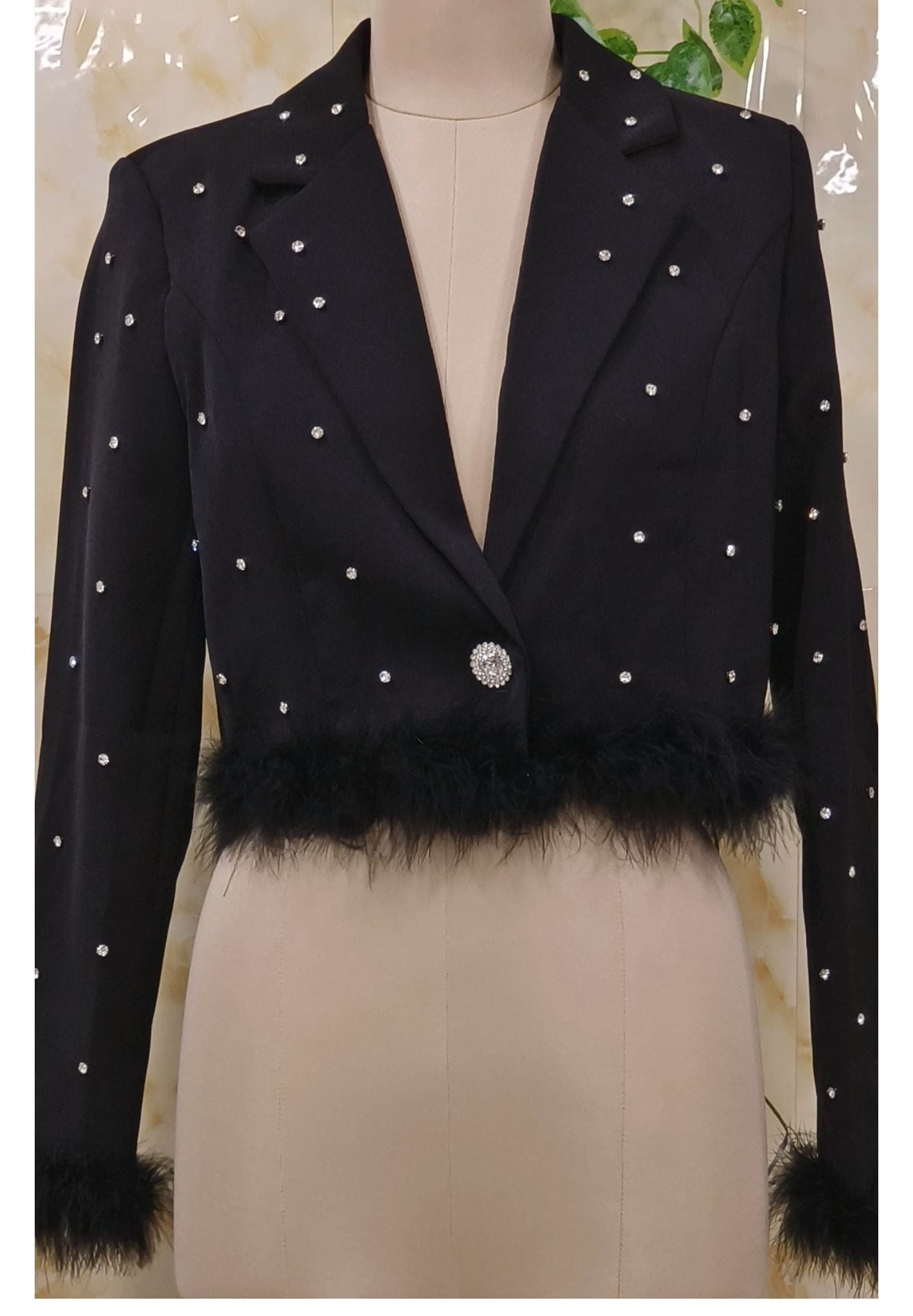 Single crystal detailed button closure
