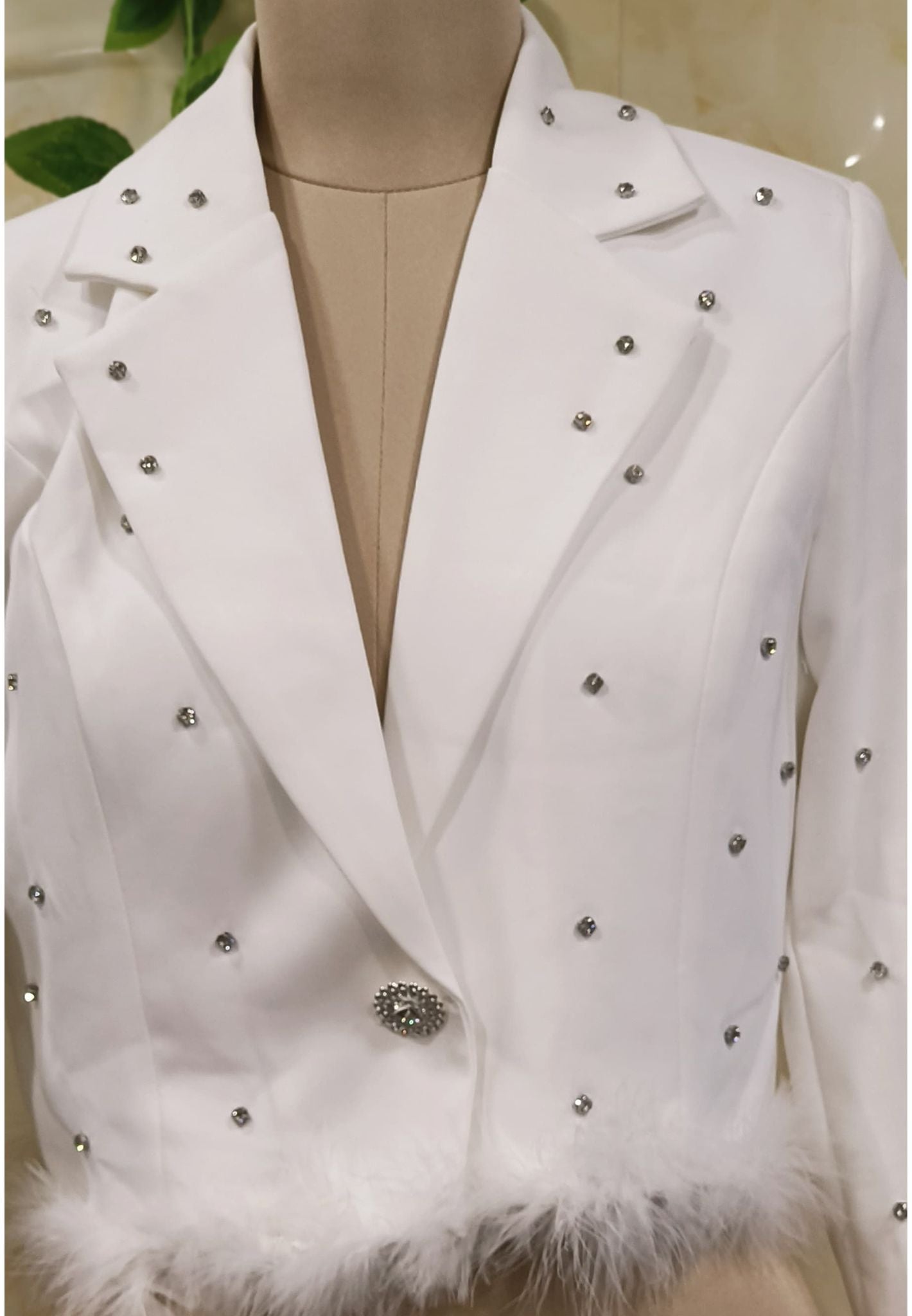 Single crystal detailed button closure