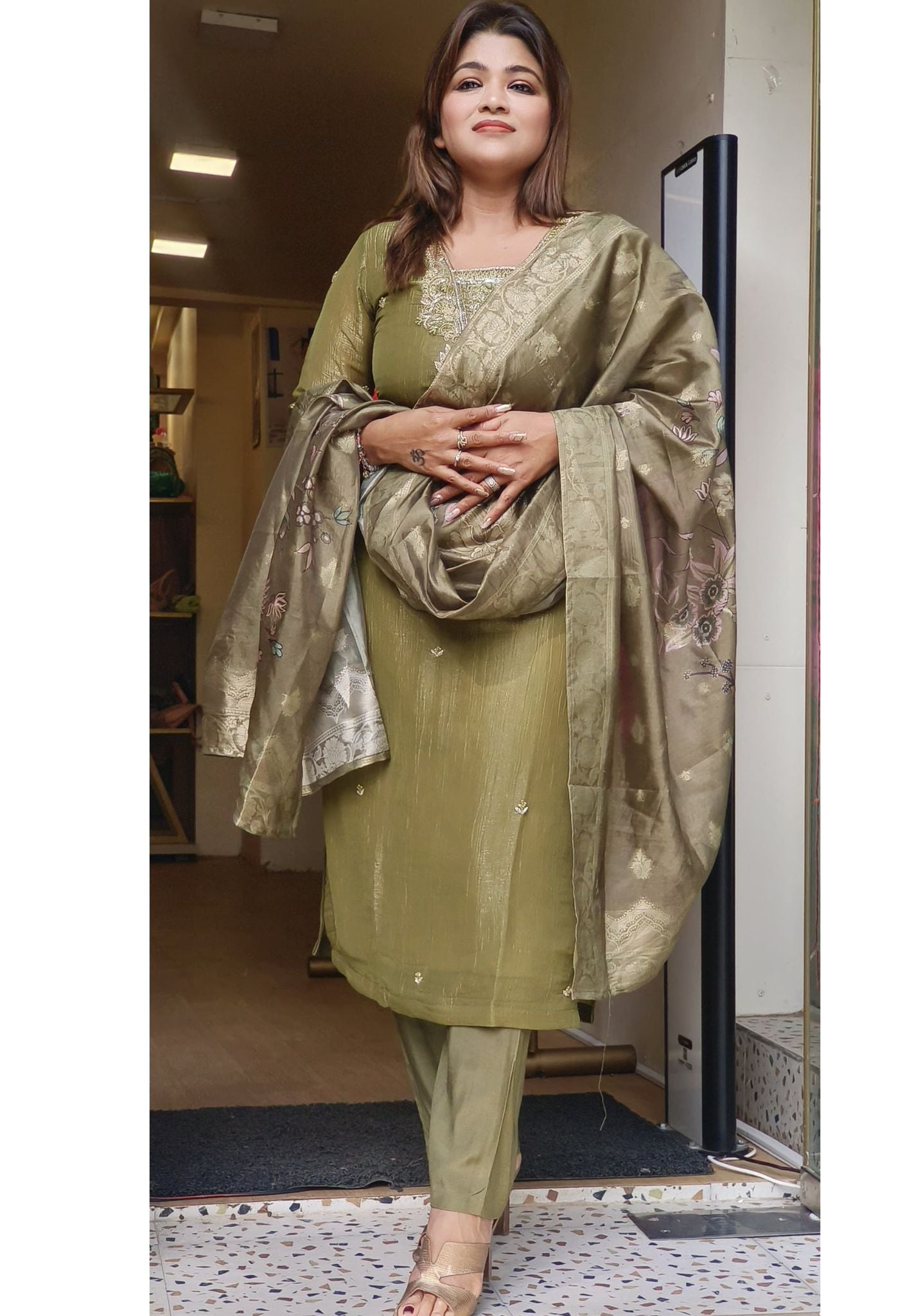 Crush Tissue Silk Cut dana Neck Embroidery Full Set- Lean Fit-