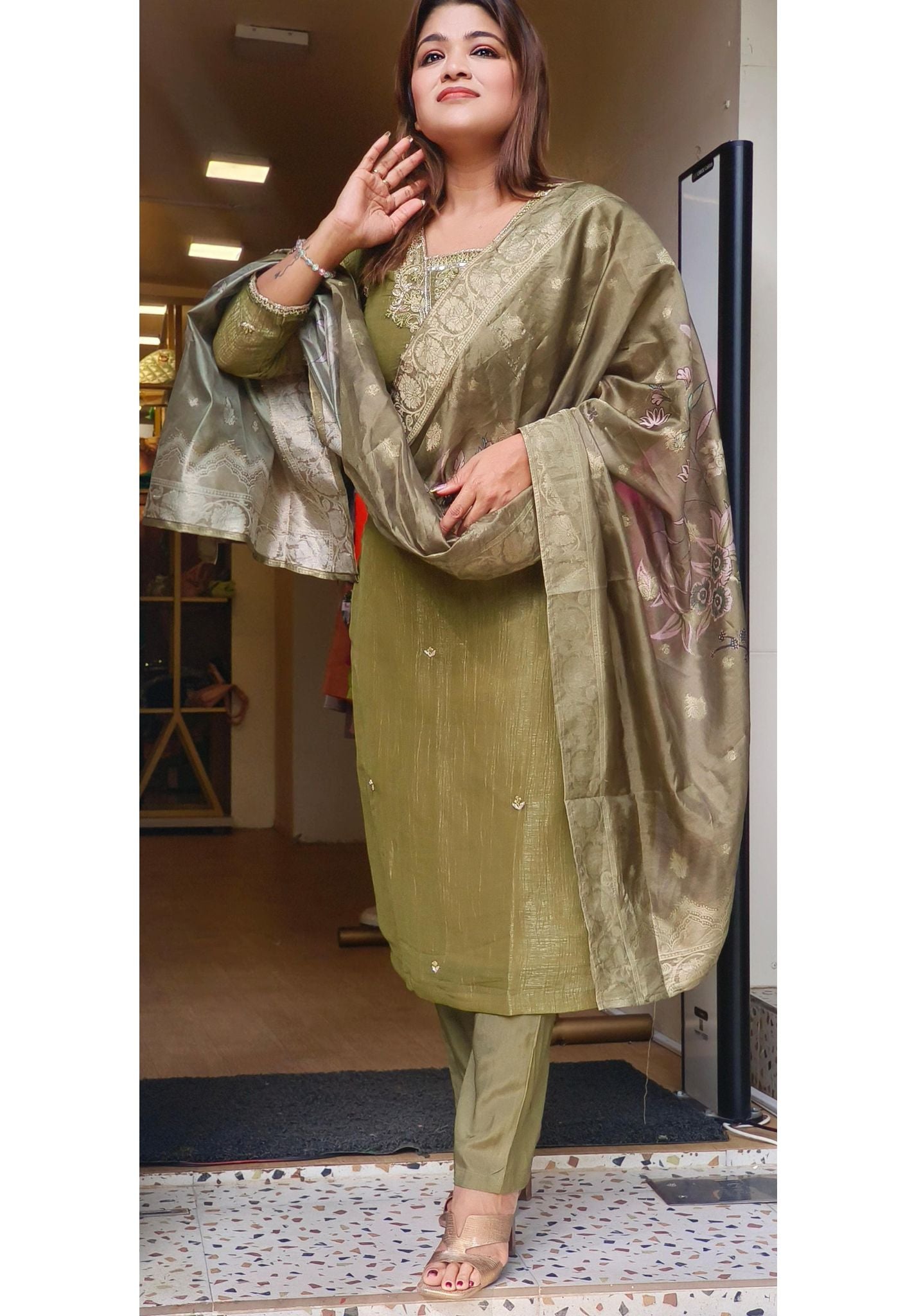 Crush Tissue Silk Cut dana Neck Embroidery Full Set- Lean Fit-