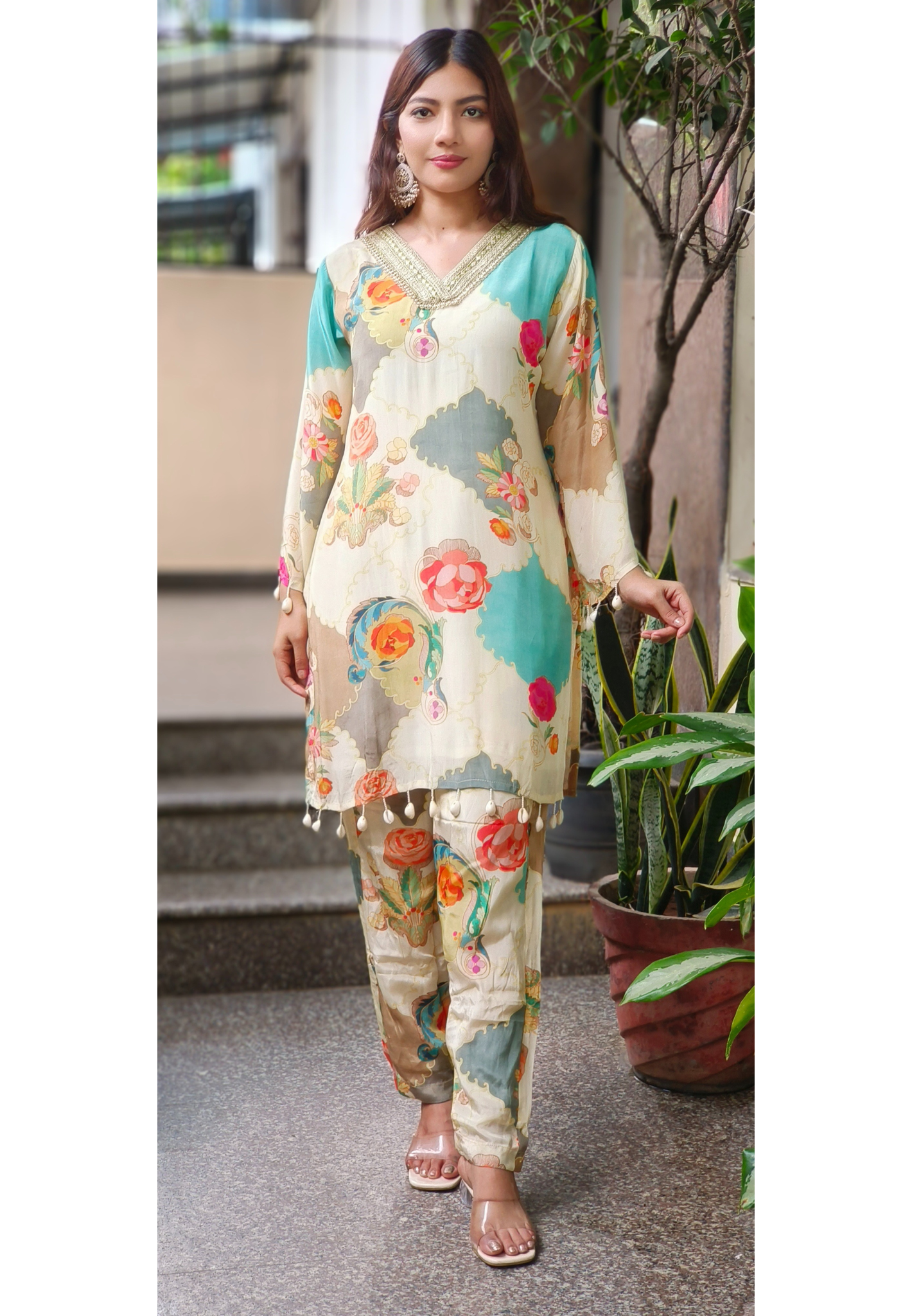 V-Neck Huge Floral Prints Kurta Pant In Crepe Fabric