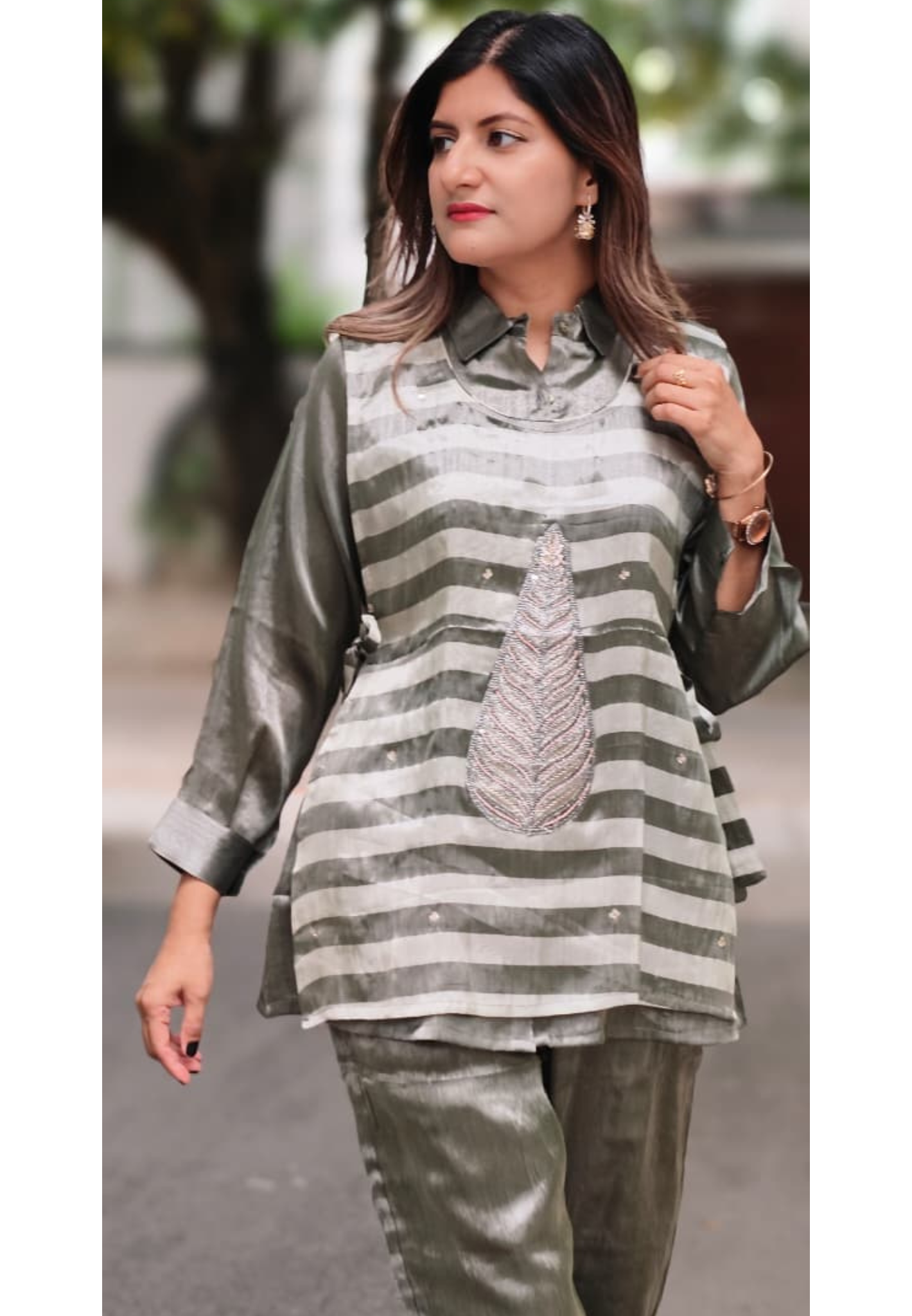 Metallic Leaf Embroidered Striped Pyramid Look Detechable Over Lay Side Knots Zebra Tissue Co-Ord Set- 15991