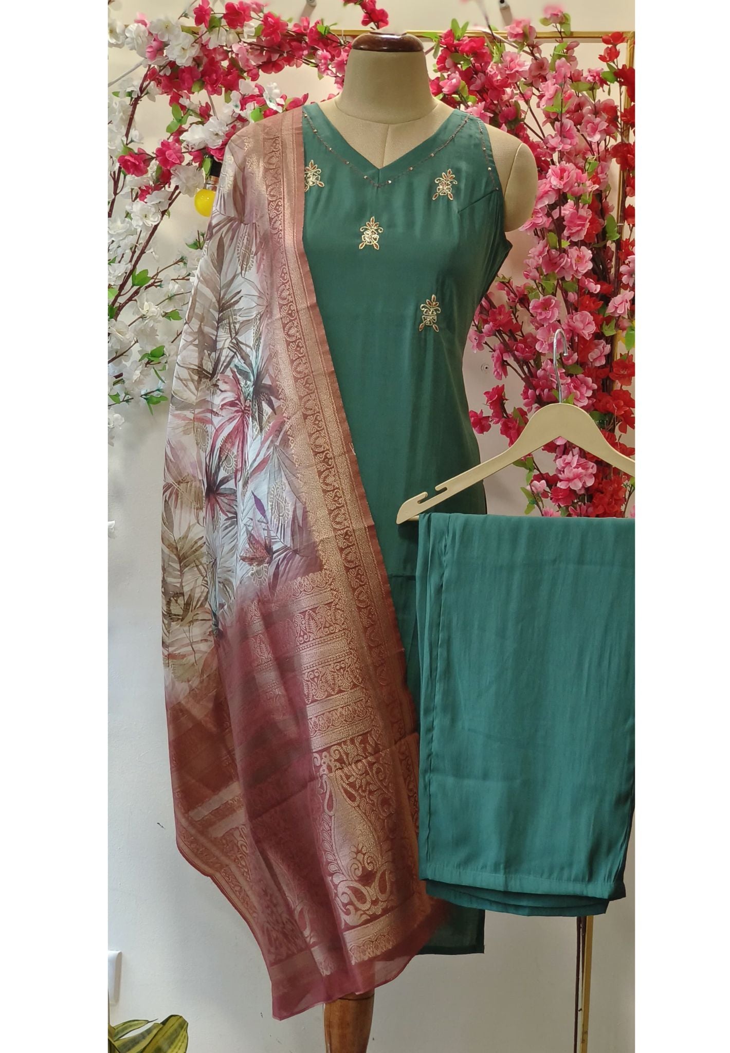 Beautiful mural silk embroidery Sleeveless Full Suit-separate sleeves Lean fit -05469