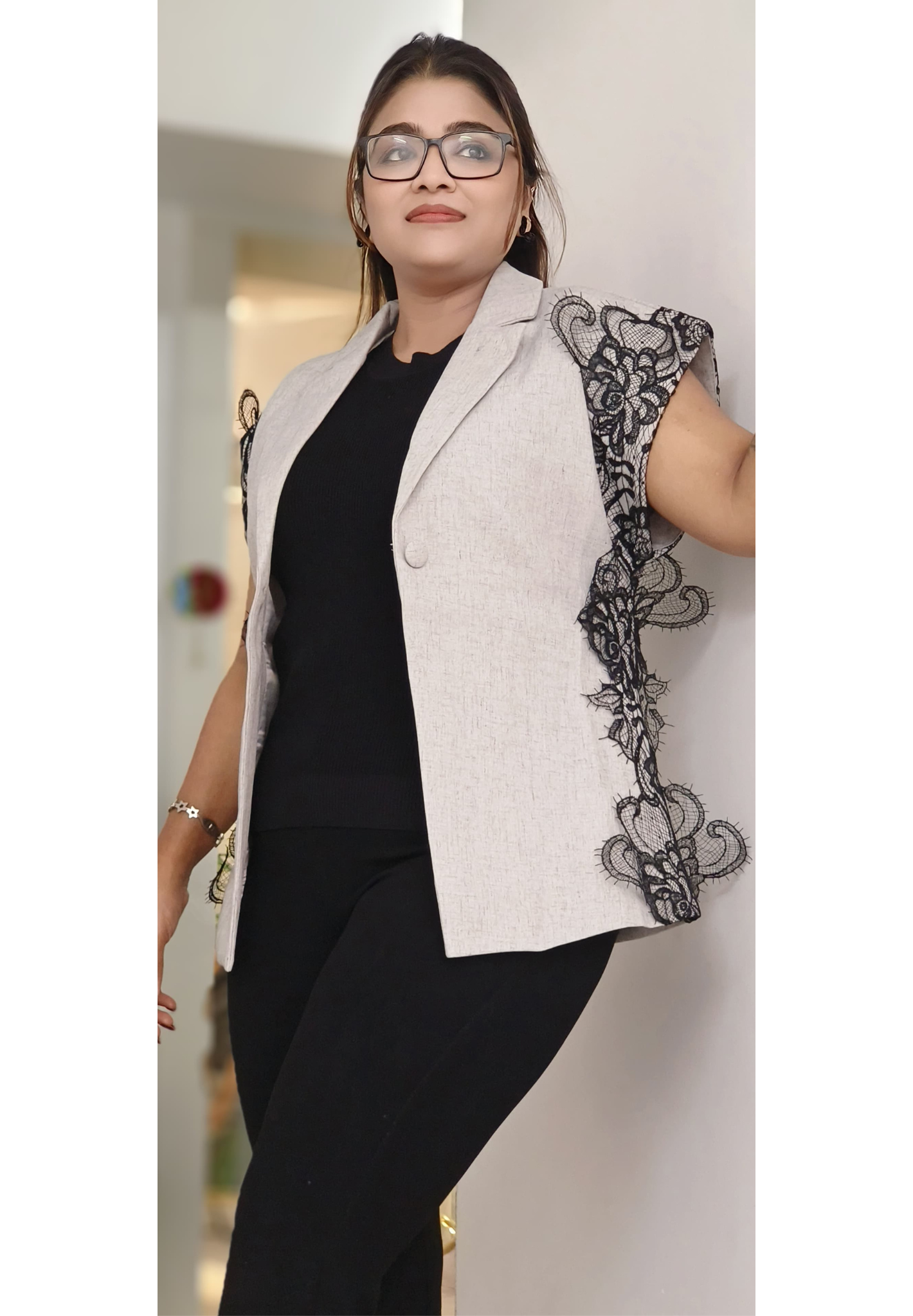 Statement Designer Lace Detailing Sleeveless Blazer