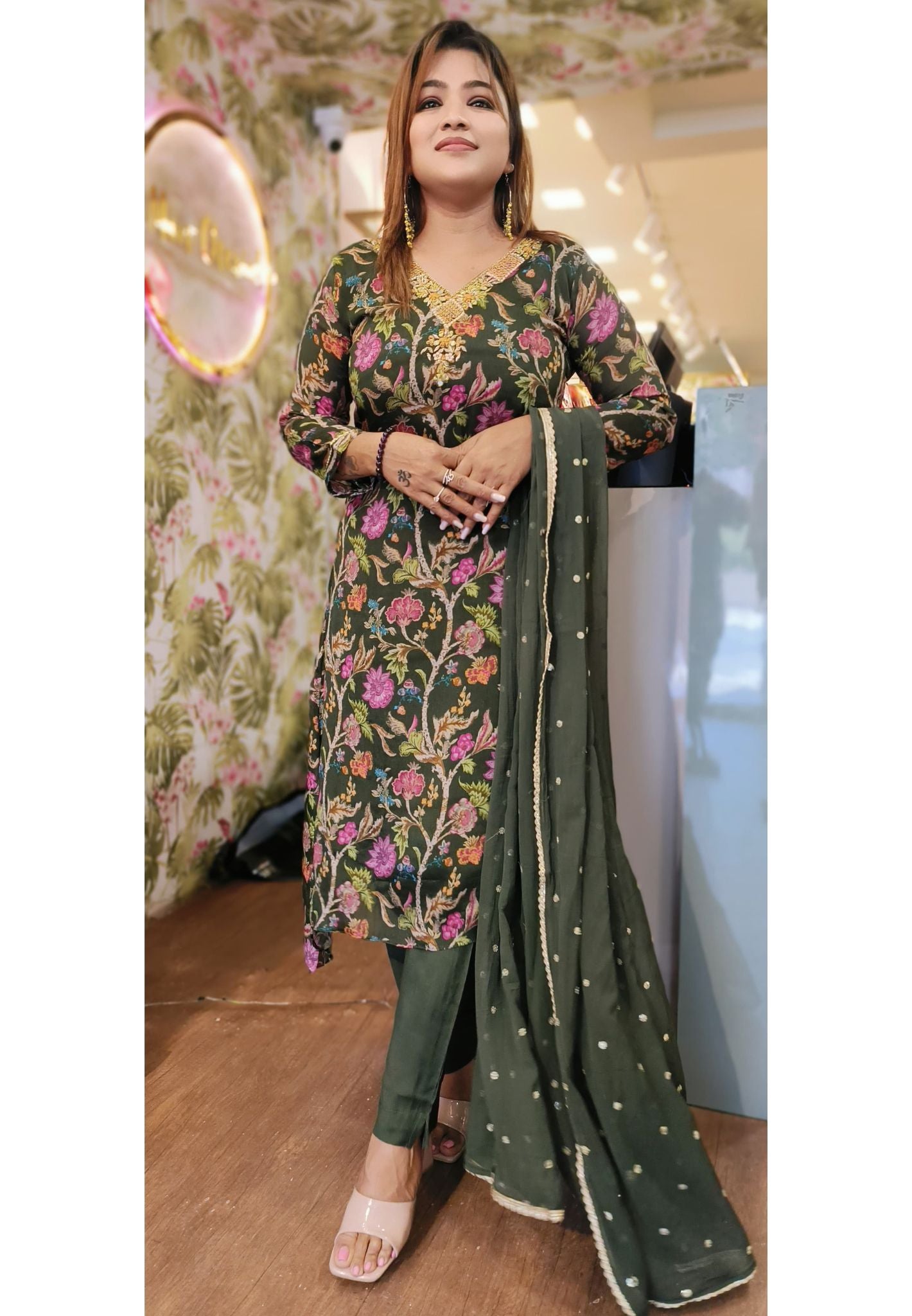 Beautiful chinon Floral Print Soft V-Neck Embroidered Full Suit Set With Dupatta-04755