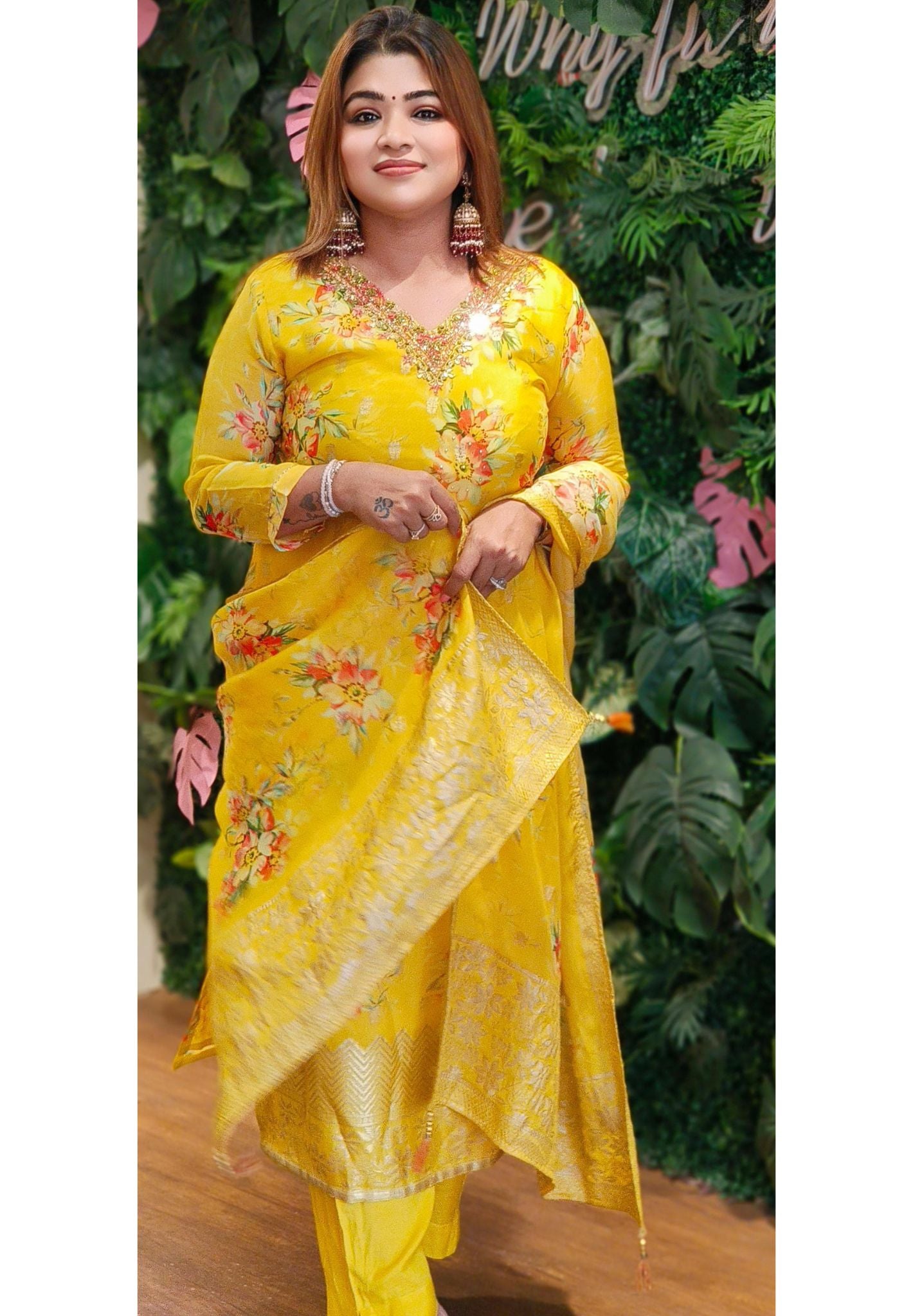 Beautiful Floral Print  Soft Organza Embroidered V-Neck Full Suit Set With Organza  Dupatta-04524